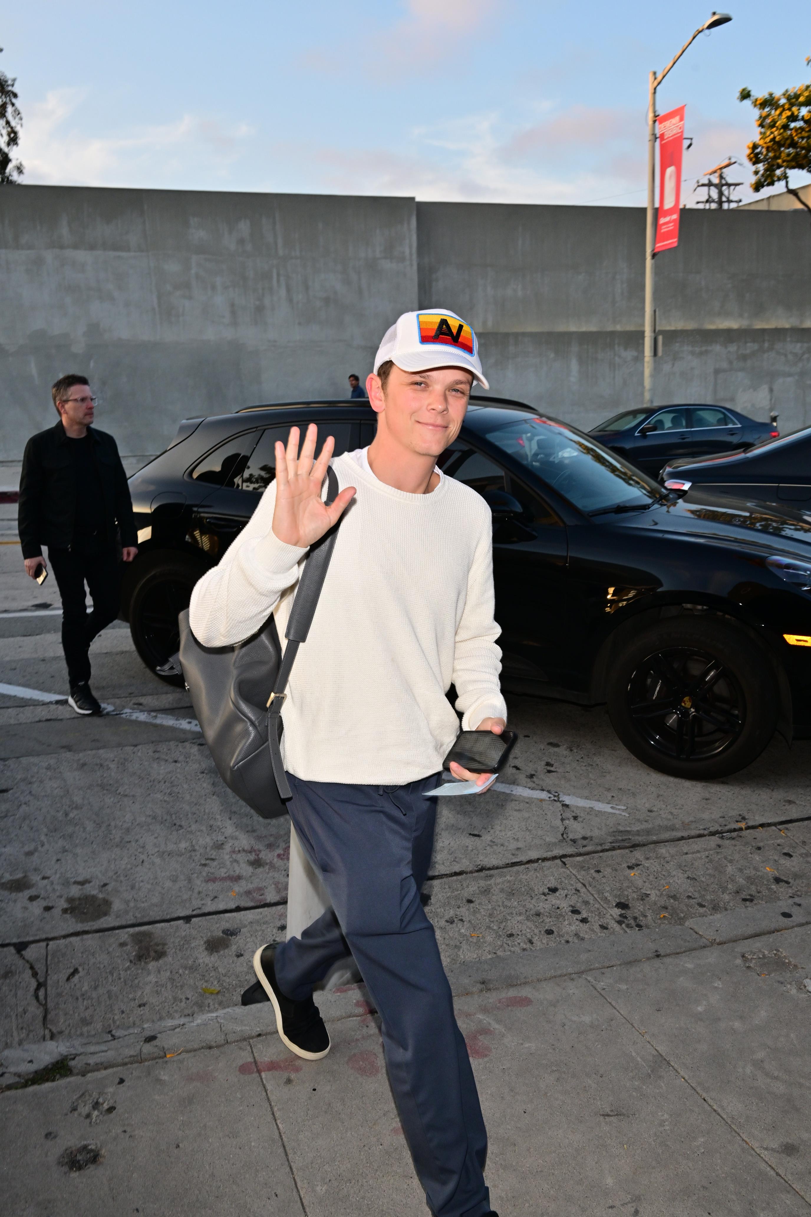 Matthew Lowe visto yendo a Craigs con su padre Rob Lowe el 14 de mayo de 2024 en West Hollywood, California | Fuente: Getty Images