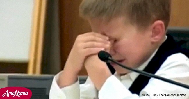 Niño de 7 años le cuenta al tribunal sobre el crimen de su madre y de repente se derrumba