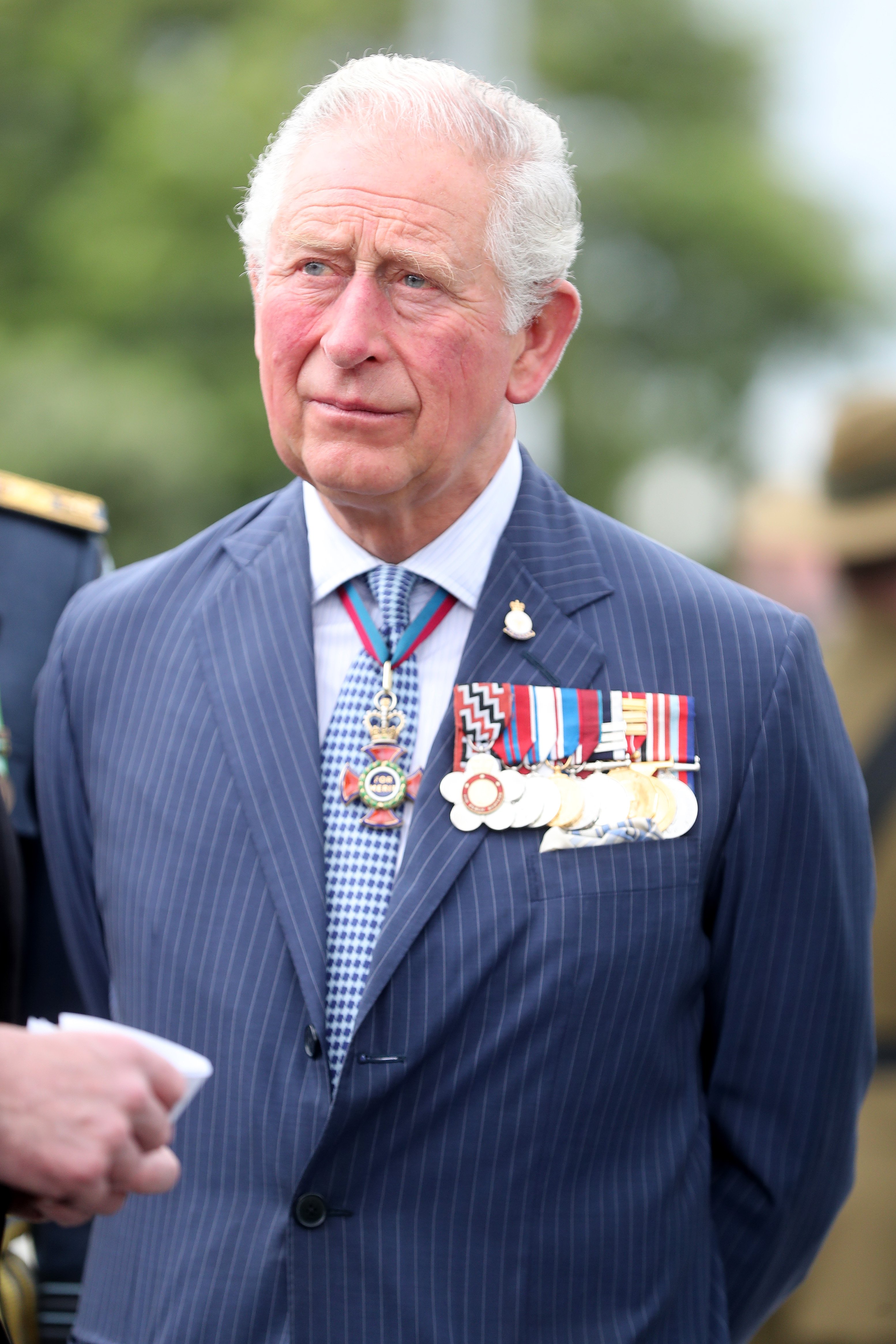 El príncipe Charles, ahora rey, en una ceremonia de colocación de coronas en Mt Roskill War Memorial, el 18 de noviembre de 2019 en Auckland, Nueva Zelanda. | Foto: Getty Images