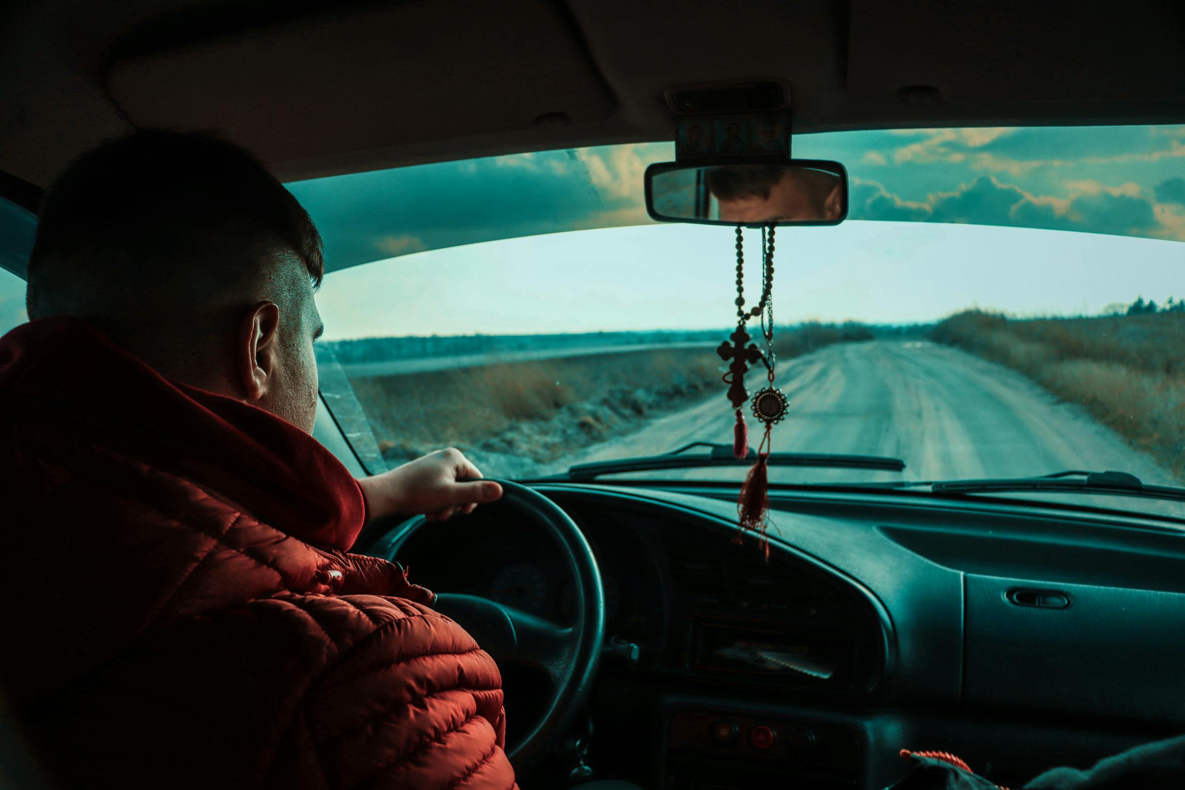 Hombre conduciendo | Fuente: Pexels