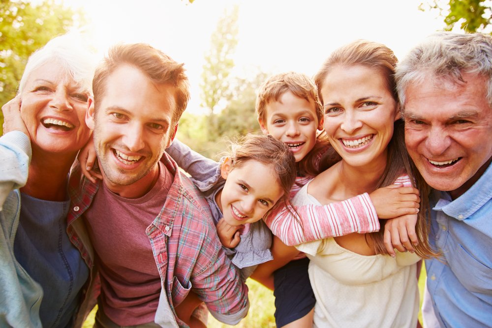 Una gran familia posando sonriente. | Photo: Shutterstock