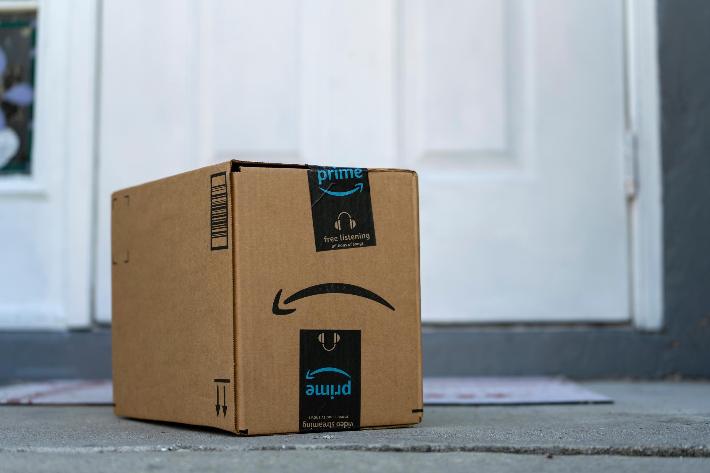 Caja de un paquete de Amazon Prime | Fuente: Shutterstock