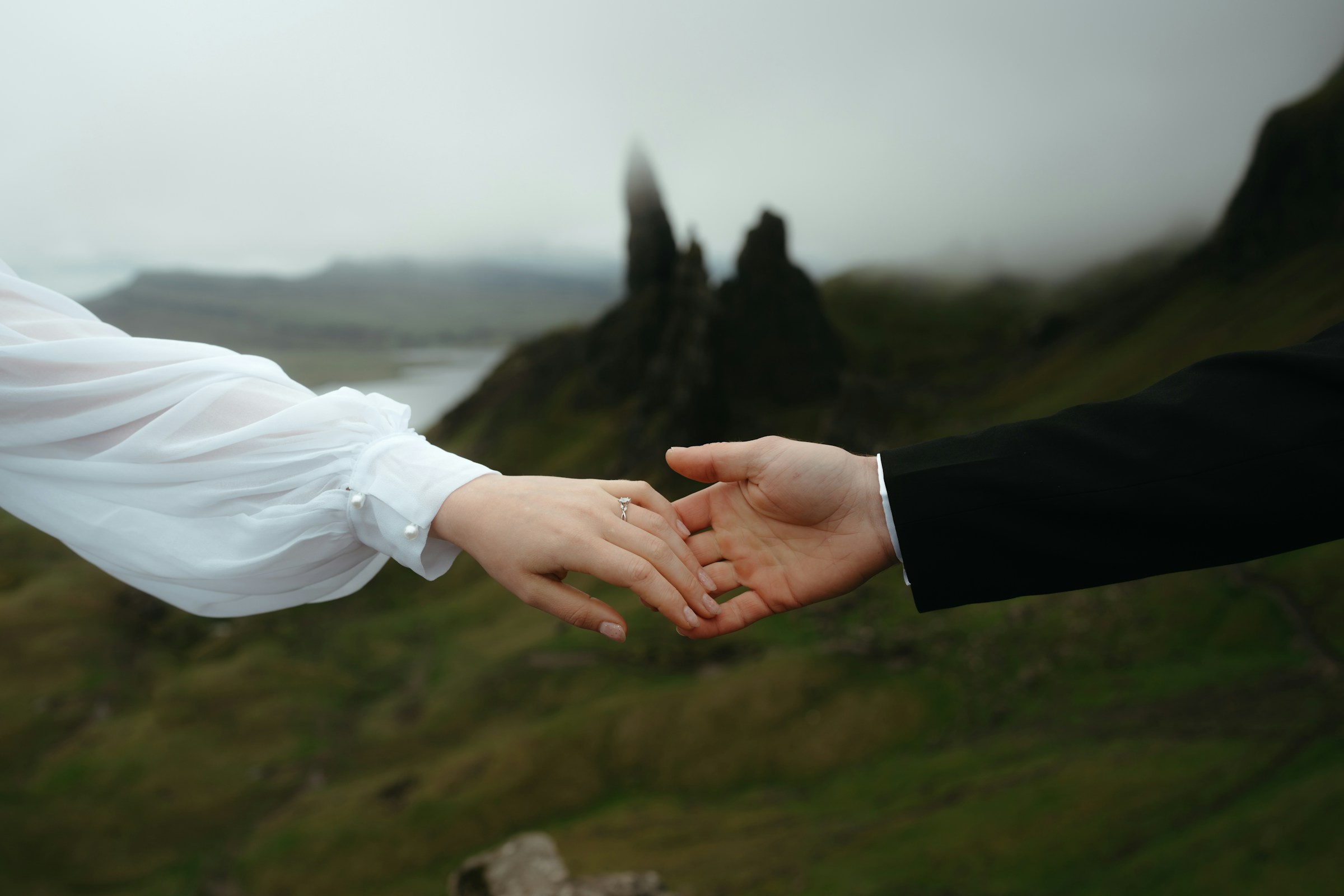 Una pareja tomada de la mano | Fuente: Unsplash