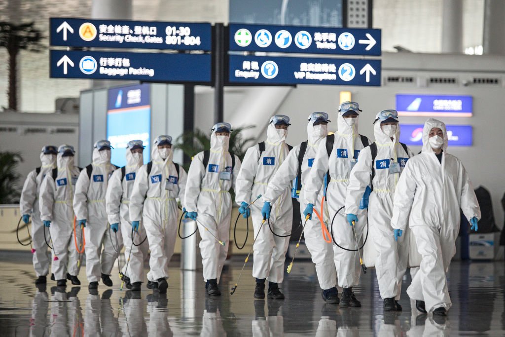 Trabajadores realizan desinfección en el Aeropuerto Internacional de Wuhan Tianhe el 3 de abril de 2020. | Foto: Getty Images