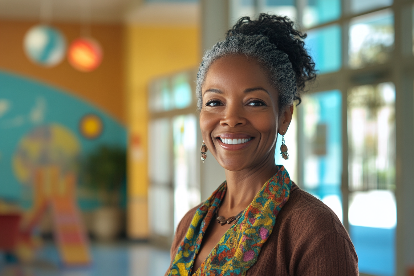 Mujer sonriendo en un centro infantil | Fuente: Midjourney