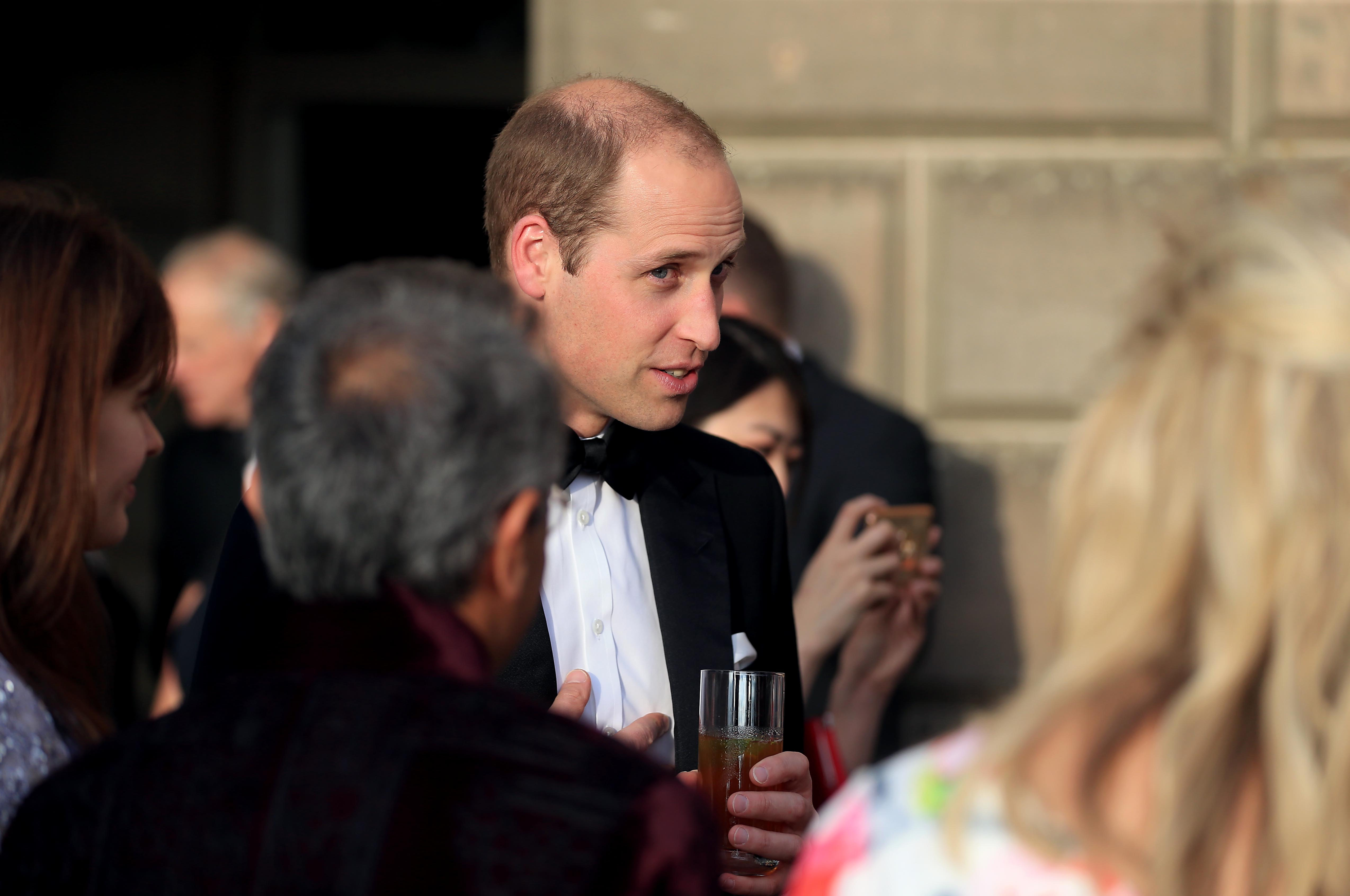 El príncipe William asiste a una cena de gala en apoyo al llamamiento de los Hospicios Infantiles de East Anglia en Houghton Hall el 22 de junio de 2016 en King's Lynn, Inglaterra | Foto: Getty Images