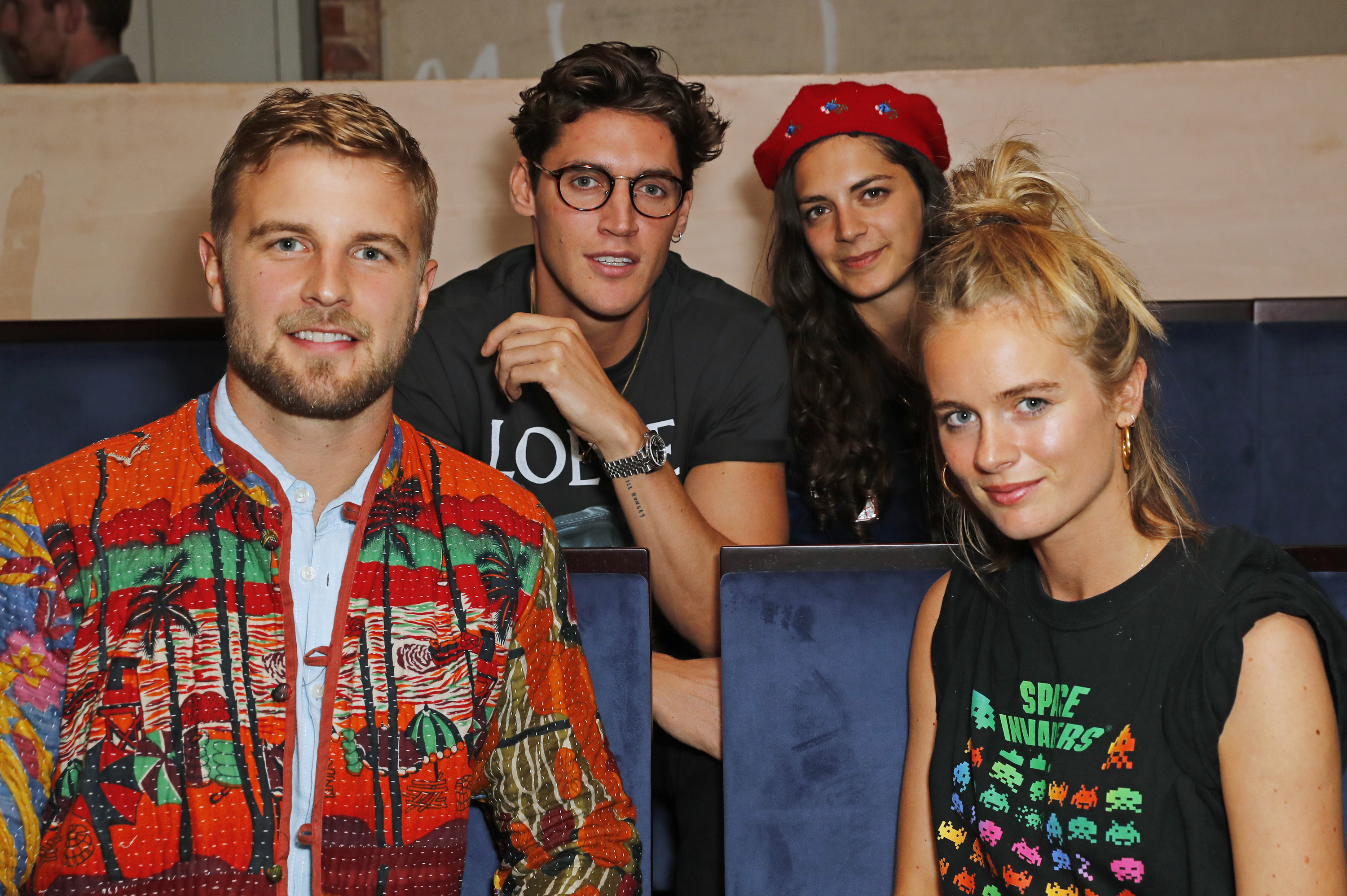 Harry Wentworth-Stanley, Isaac Carew, Caroline Sharp y Cressida Bonas asisten al Festival Krug "Into The Wild" en The Grange, Hampshire, el 29 de julio de 2017 en Northington, Reino Unido. | Fuente: Getty Images