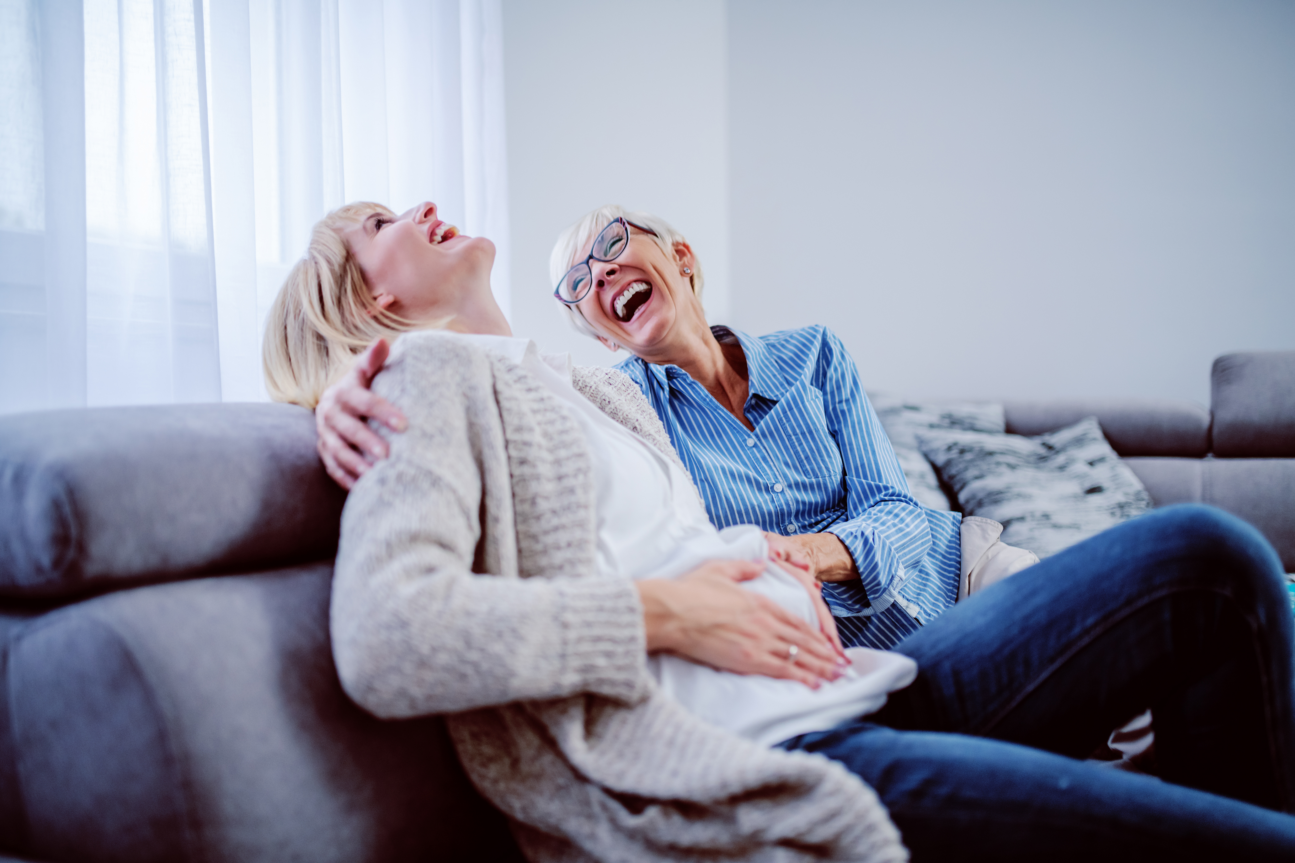 Mujer joven y una anciana riendo | Foto: Shutterstock
