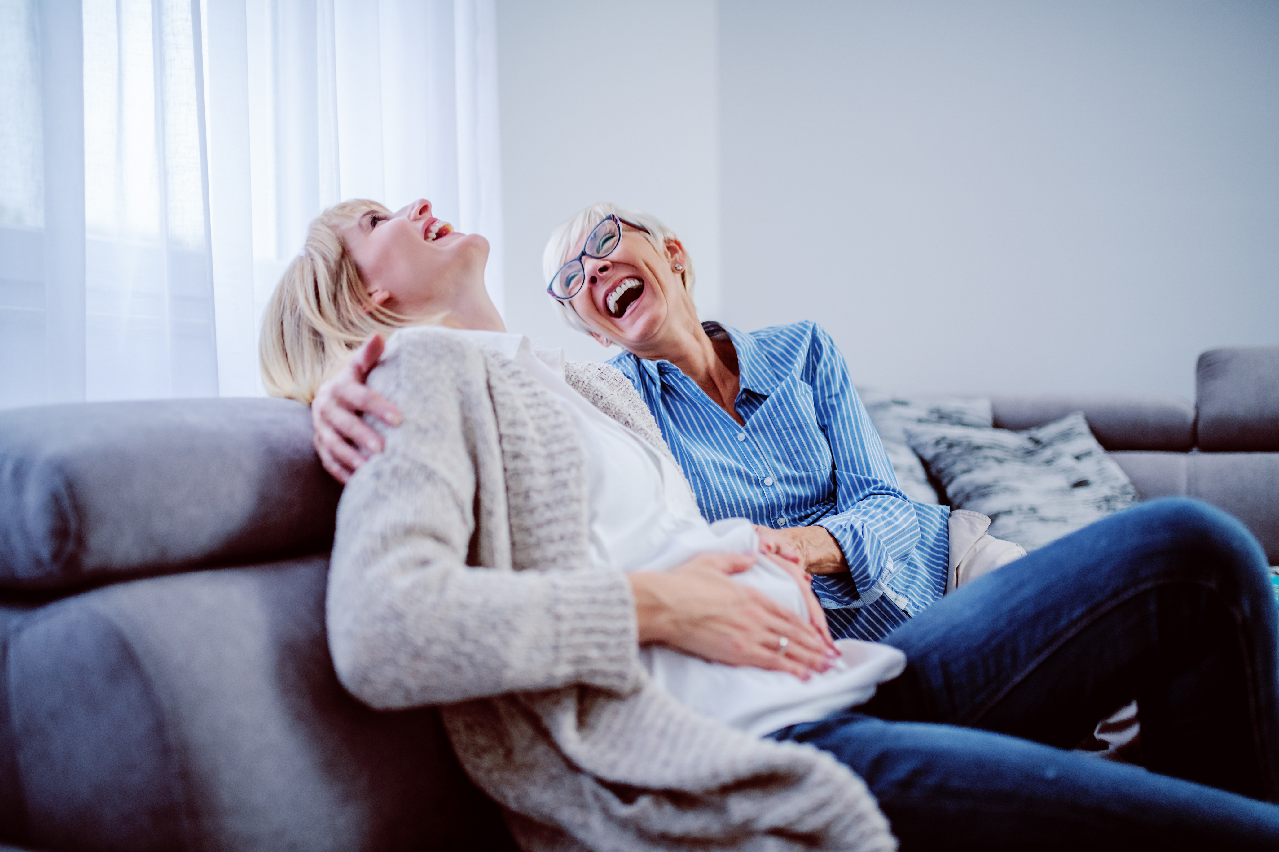 Una mujer embarazada ríe con su madre | Foto: Shutterstock