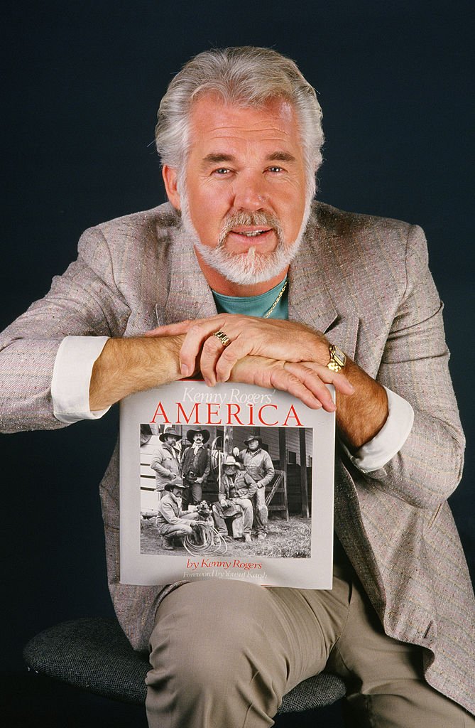 Kenny Rogers posa durante una sesión de retrato de estudio en 1986 en Los Ángeles, California. | Foto: Getty Images