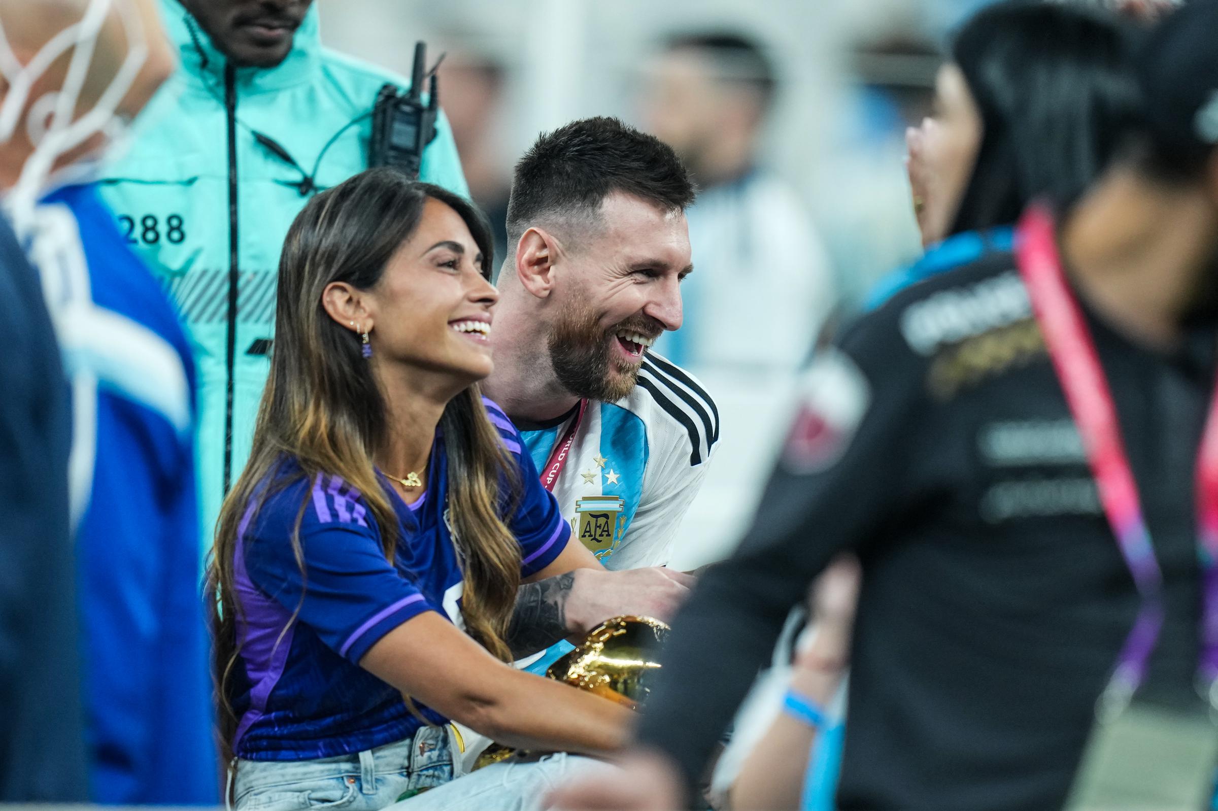 Lionel Messi de la selección Argentina celebra con su esposa después de ganar el partido final de la Copa Mundial de la FIFA Qatar 2022 entre Argentina y Francia en el Estadio Lusail el 18 de diciembre de 2022 en la ciudad de Lusail, Qatar. | Fuente: Getty Images