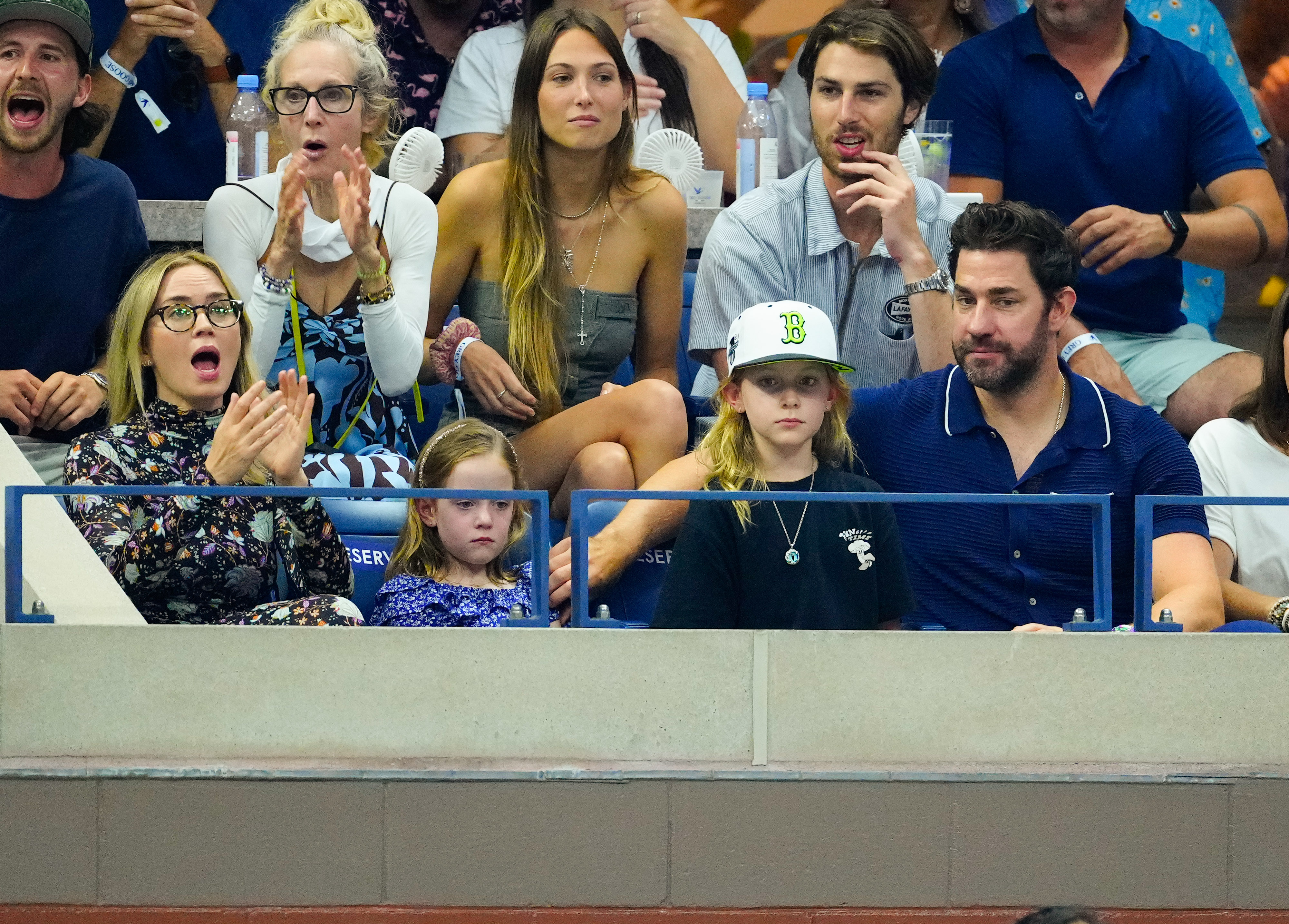 Emily Blunt, Violet, Hazel y John Krasinski en el US Open de Tenis 2023 en Nueva York el 8 de septiembre de 2023 | Fuente: Getty Images