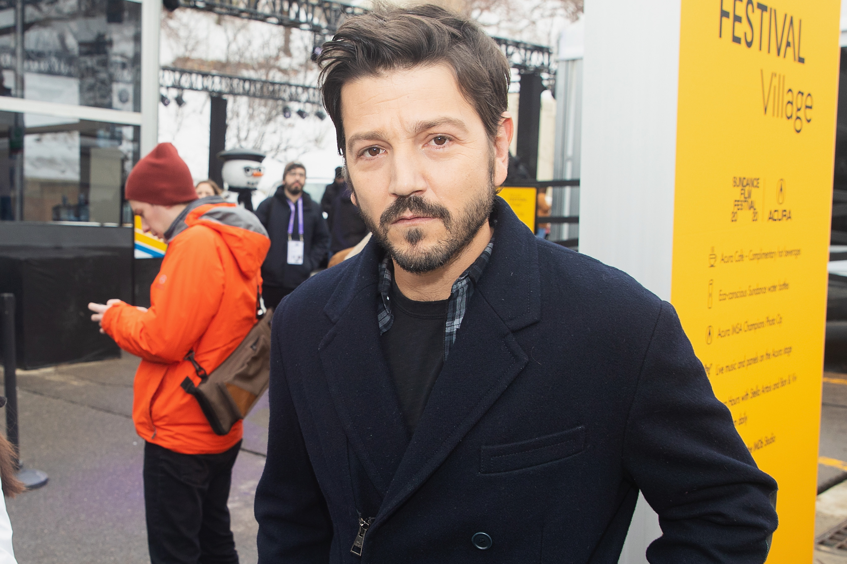 Diego Luna es visto durante el Festival de Cine de Sundance el 24 de enero de 2020 en Park City, Utah. | Fuente: Getty Images