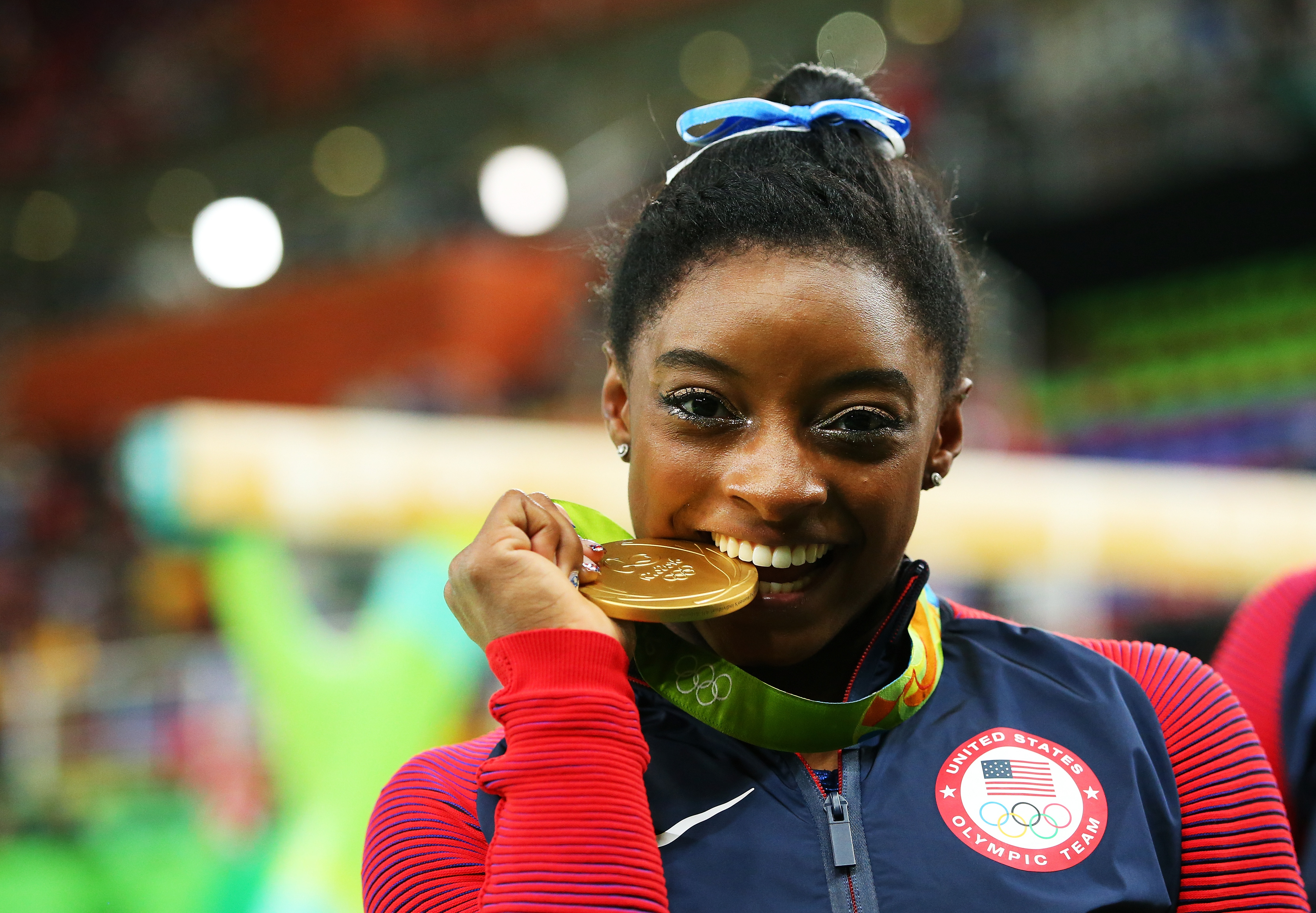 Simone Biles, de Estados Unidos, posa para las fotos tras la ceremonia de entrega de medallas del All Around Individual Femenino en la sexta jornada de los Juegos Olímpicos de Río 2016 en el Arena Olímpica de Río el 11 de agosto de 2016 en Río de Janeiro, Brasil | Fuente: Getty Images