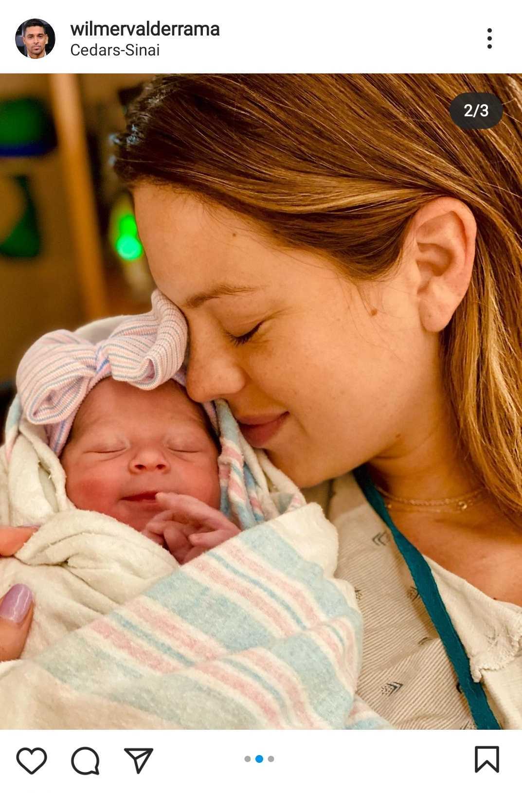 Amanda Pacheco se inclina sobre su hija recién nacida. | Foto: Captura de Instagram/wilmervalderrama.