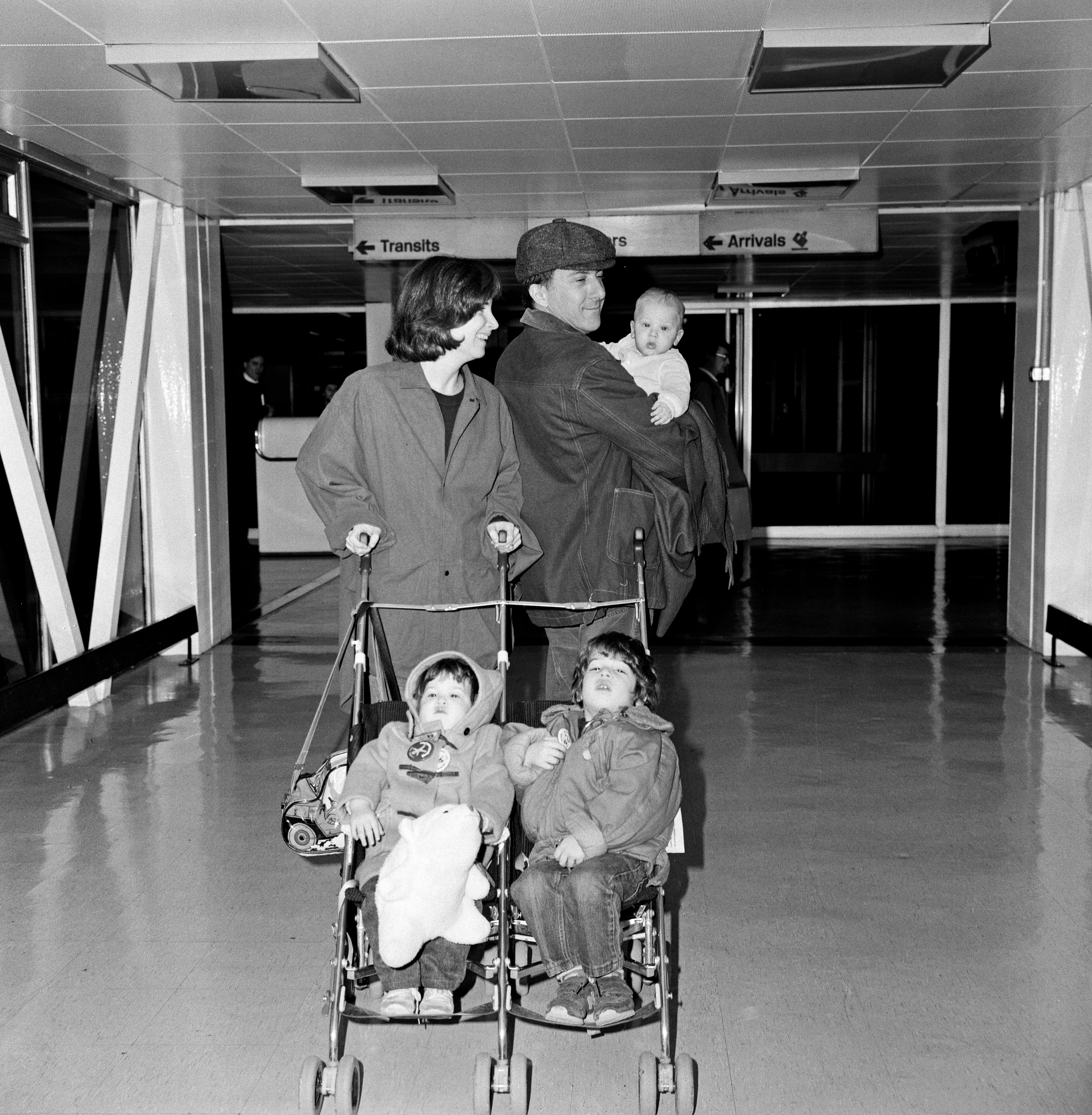 La mujer, el actor, Jake, Rebecca y Max en el aeropuerto de Heathrow el 9 de enero de 1985. | Foto: Getty Images