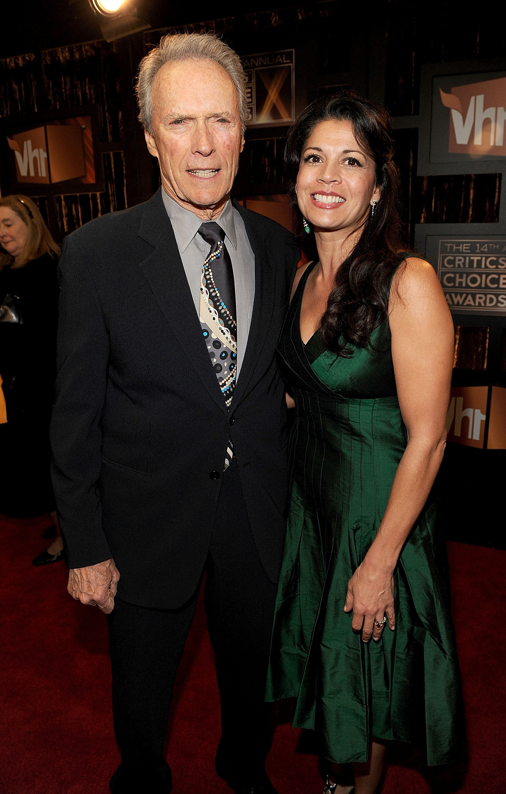 Clint Eastwood y Dina Eastwood llegan a la 14ª edición de los premios Critics' Choice de VH1 el 8 de enero de 2009, en Santa Mónica, California | Fuente: Getty Images