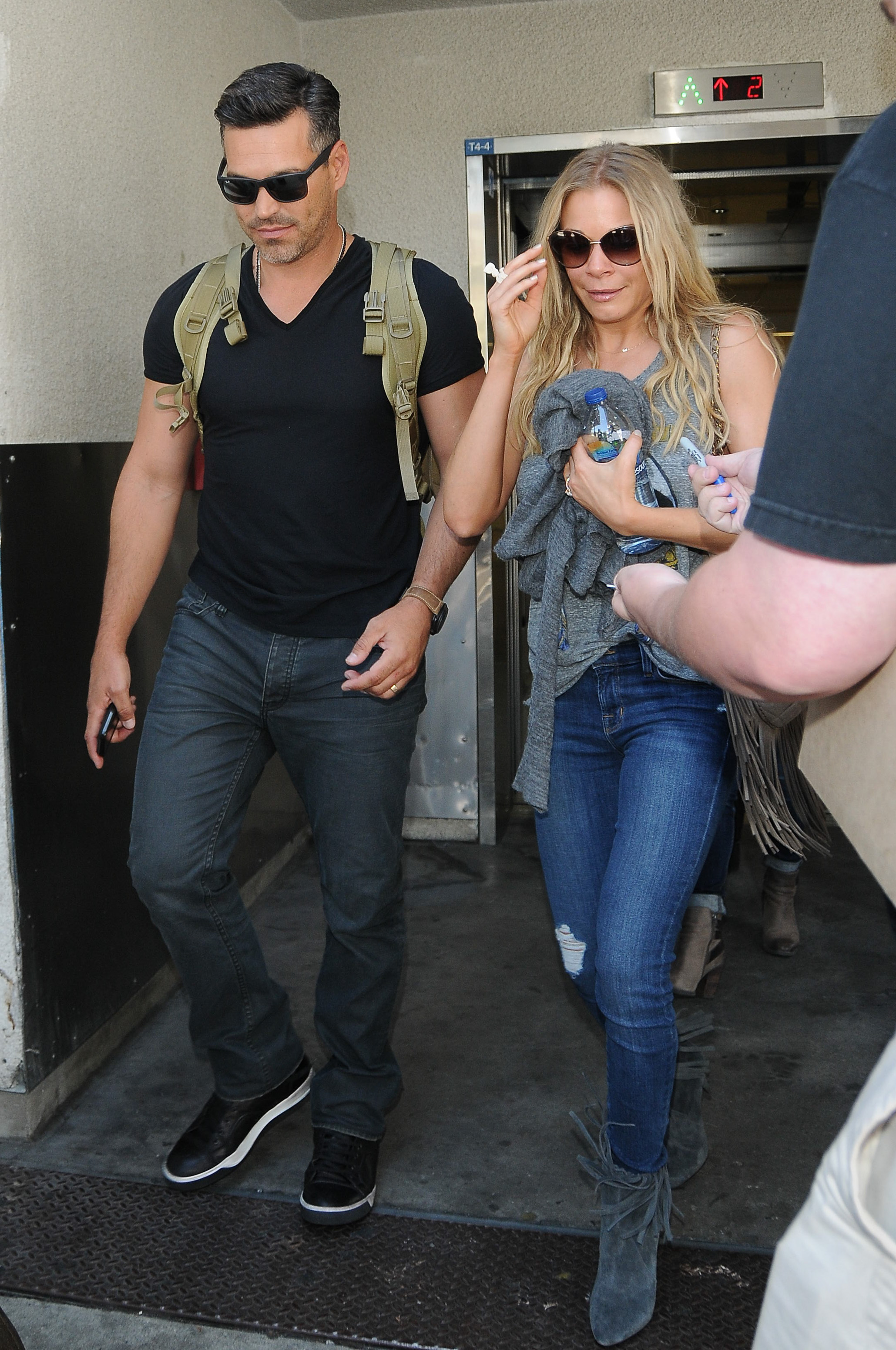 La estrella de Hollywood y su esposa LeAnn Rimes fueron vistas en el aeropuerto de Los Ángeles el 21 de julio de 2014, en Los Ángeles, California | Fuente: Getty Images