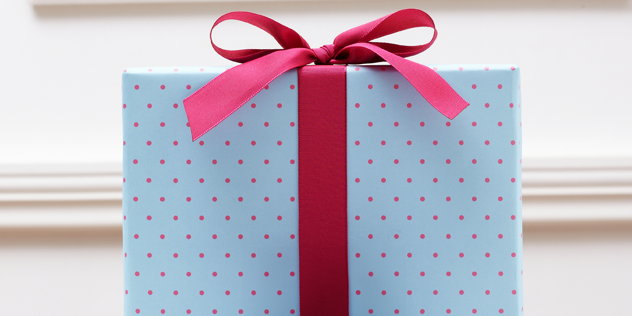 Un regalo envuelto | Fuente: Shutterstock