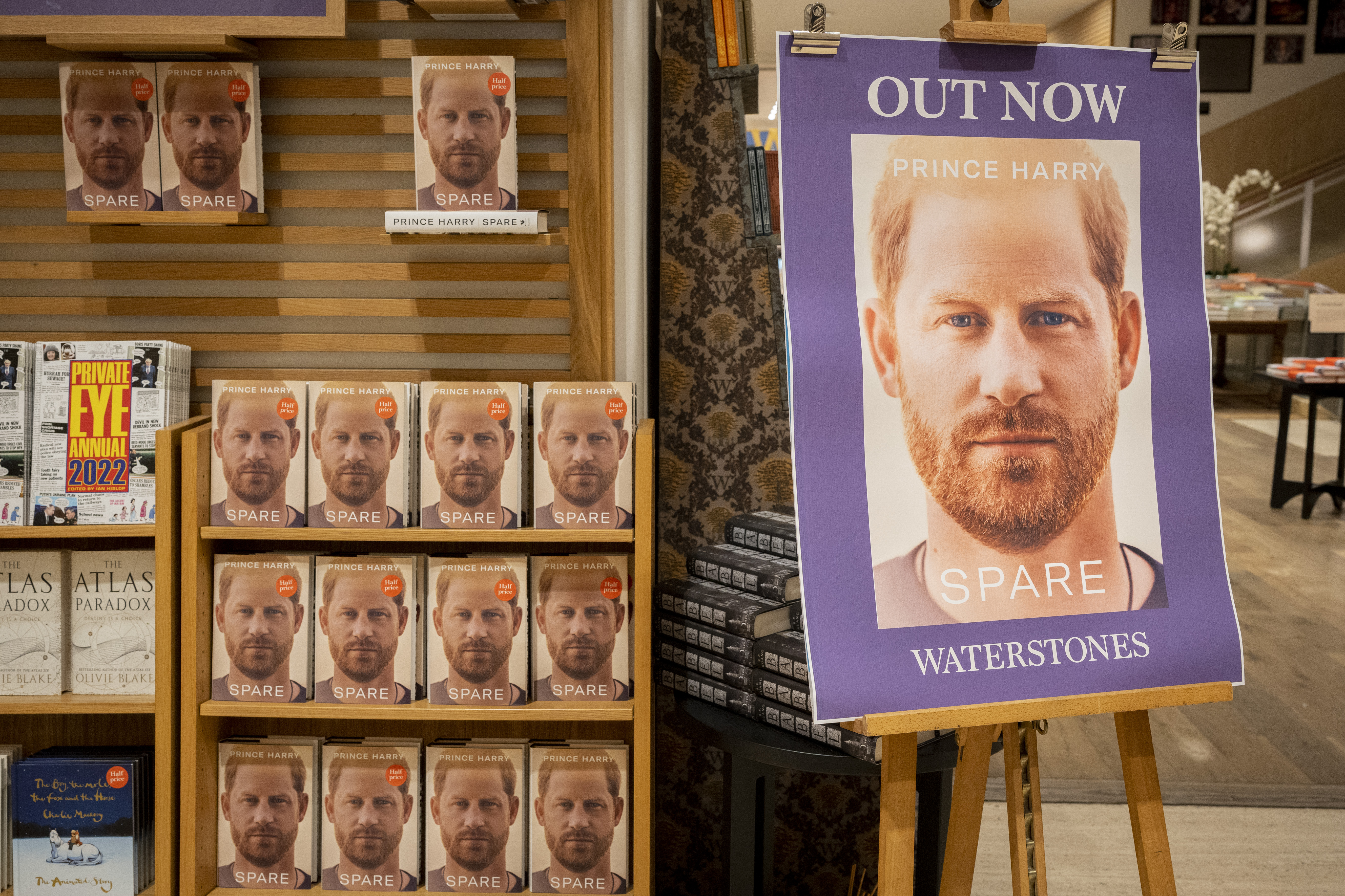 Copias de "Spare" y un póster en la librería Waterstones de Londres, Inglaterra, el 10 de enero de 2023 | Fuente: Getty Images