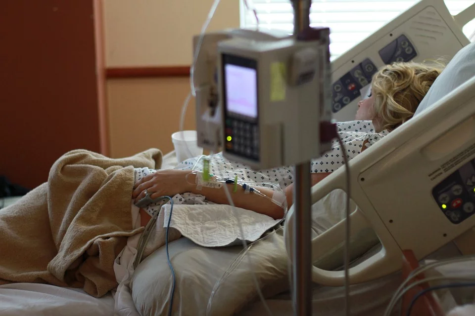 Mujer enferma en una cama de hospital. | Foto: Pixabay