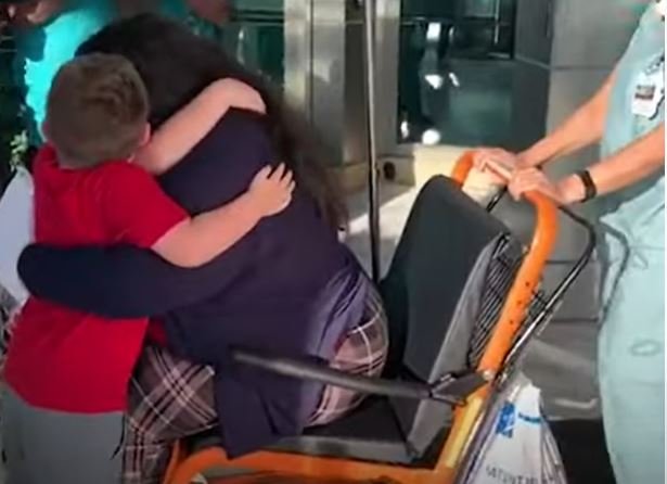 Ruthie Ramirez abrazando a sus hijos tras ser dada de alta. | Foto: Youtube/Good Morning America