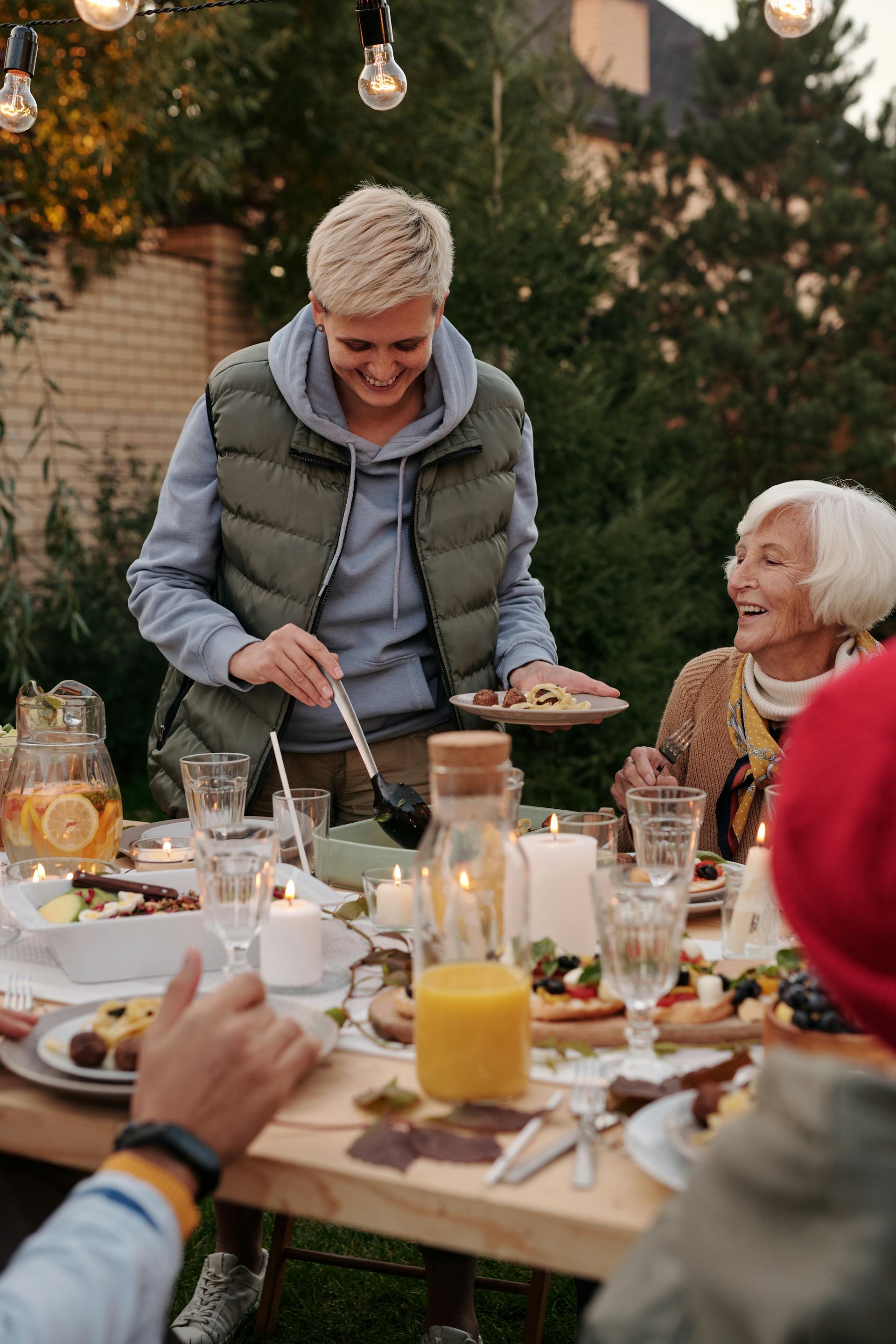 Gente riéndose en una barbacoa | Fuente: Pexels