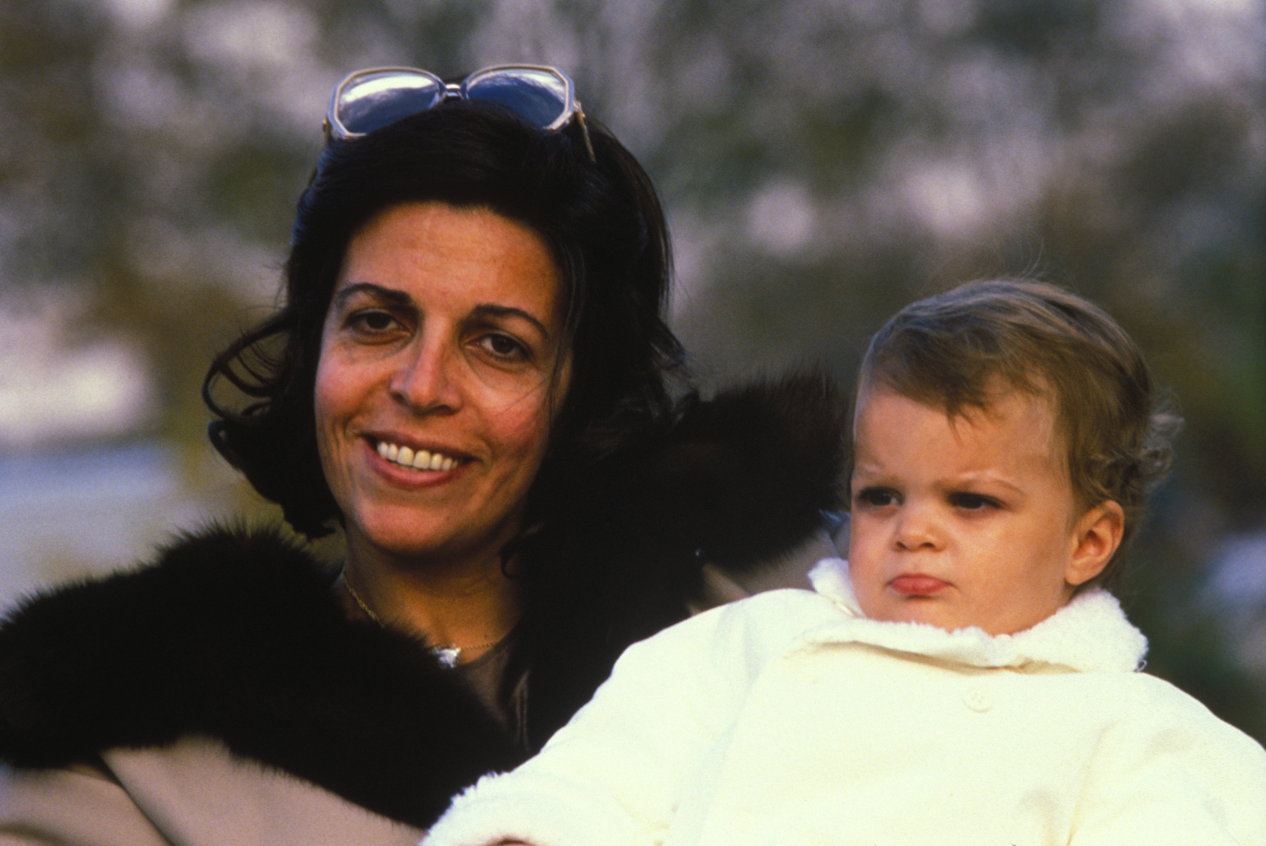 Christina Onassis con su hija Athina en sus brazos en foto de archivo, sin fecha. | Foto: Getty Images