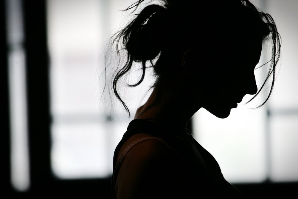 Silueta de una mujer a contraluz. | Foto: Shutterstock
