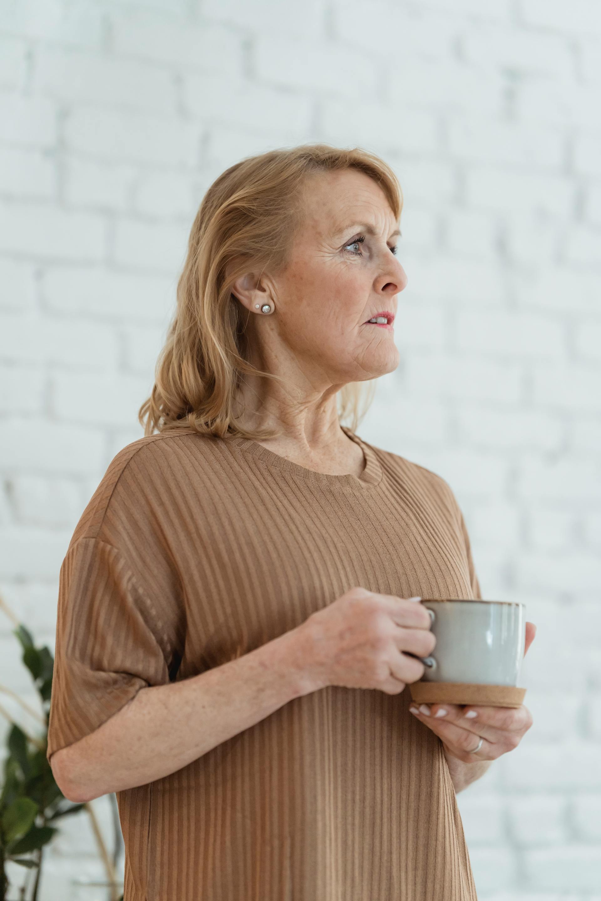 Una donna anziana che fissa qualcosa Fonte: Pexels