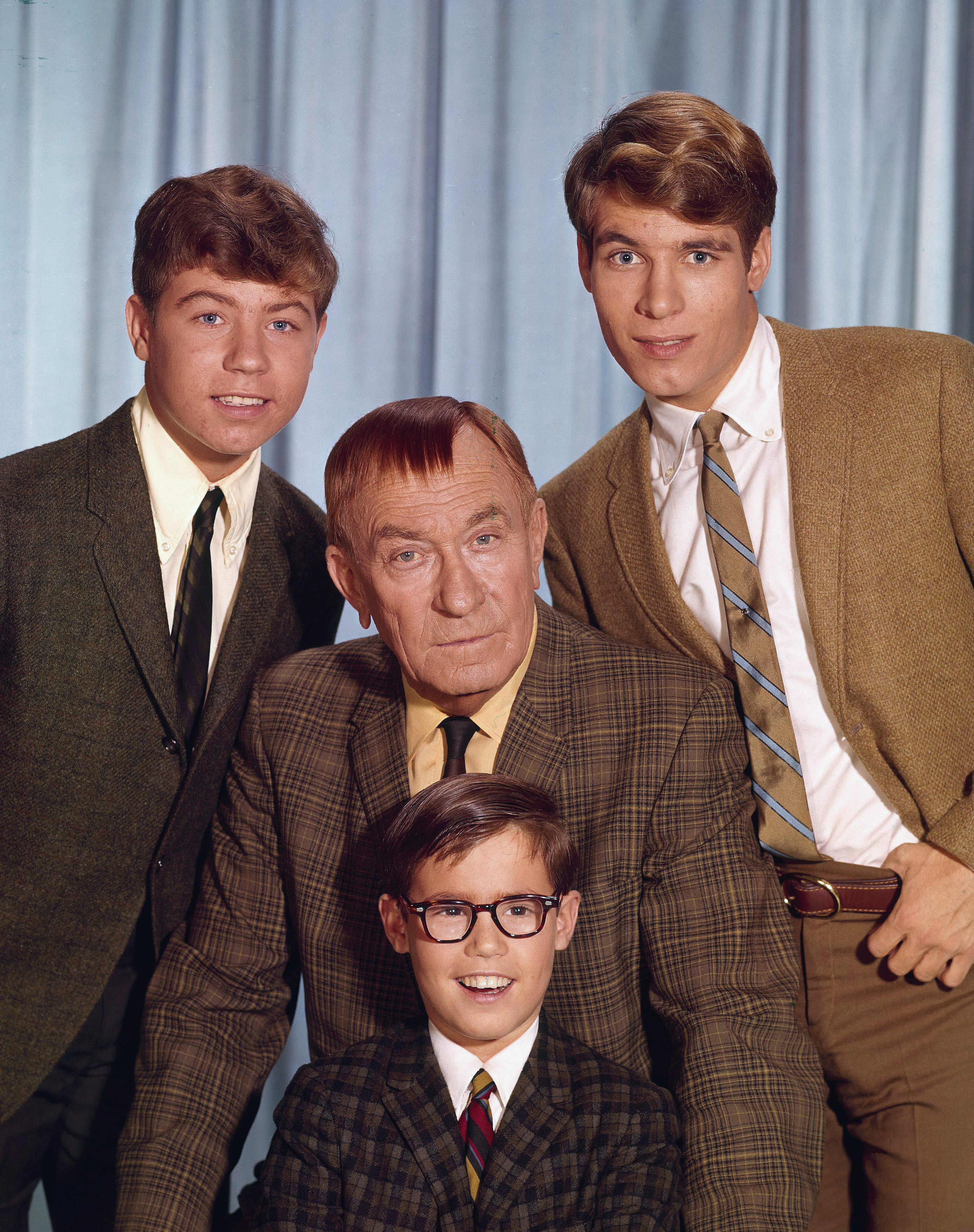 Una imagen sin fecha de Stanley Livingston, William Demarest, Barry Livingston y Don Grady en el plató de "My Three Sons" | Fuente: Getty Images