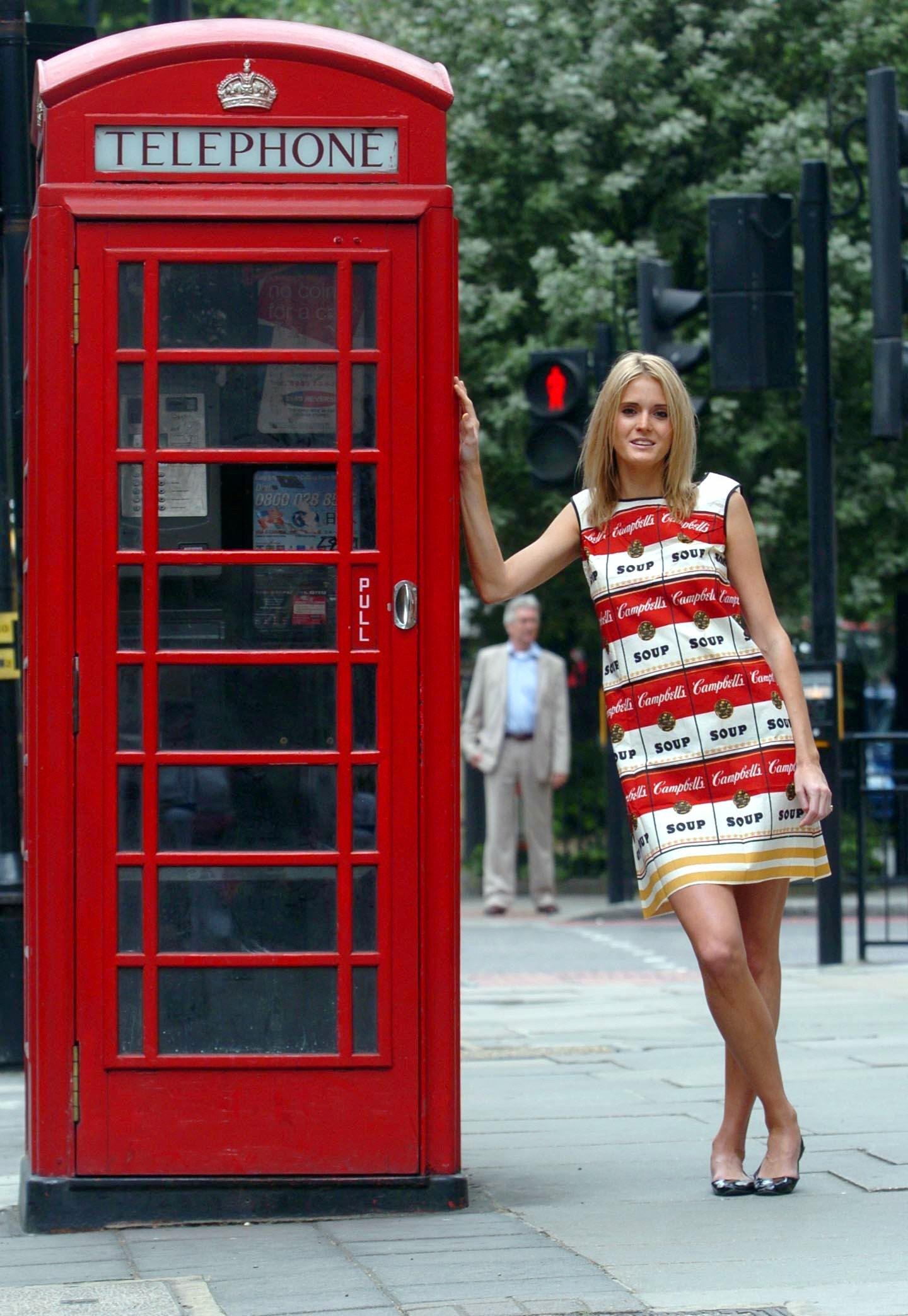 Anna Buckley modela vestido de papel estilo sopa Campbell, diseñado por Andy Warhol, en Londres (s.f.) | Foto: Getty Images