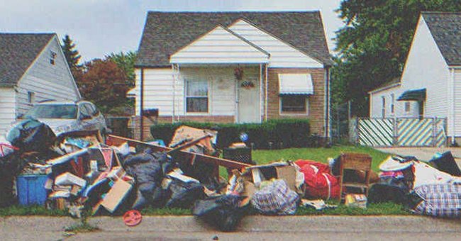 Un montón de basura delante de una casa | Fuente: Shutterstock