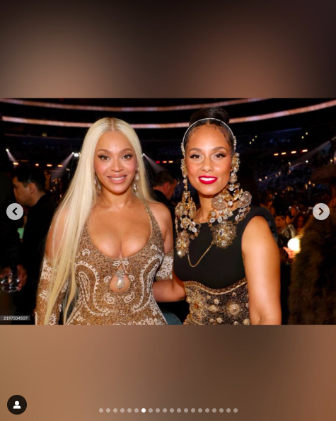 Beyoncé y Alicia Keys posando para una foto en los Premios Grammy de este año, publicado el 3 de febrero de 2025 | Fuente: Instagram/aliciakeys