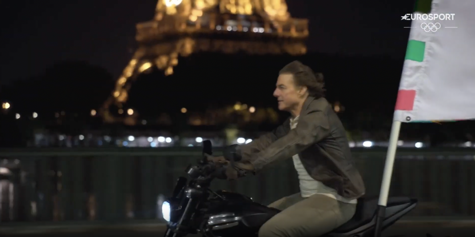 Tom Cruise saliendo con la bandera olímpica, publicado el 12 de agosto de 2024 | Fuente: YouTube/Eurosport