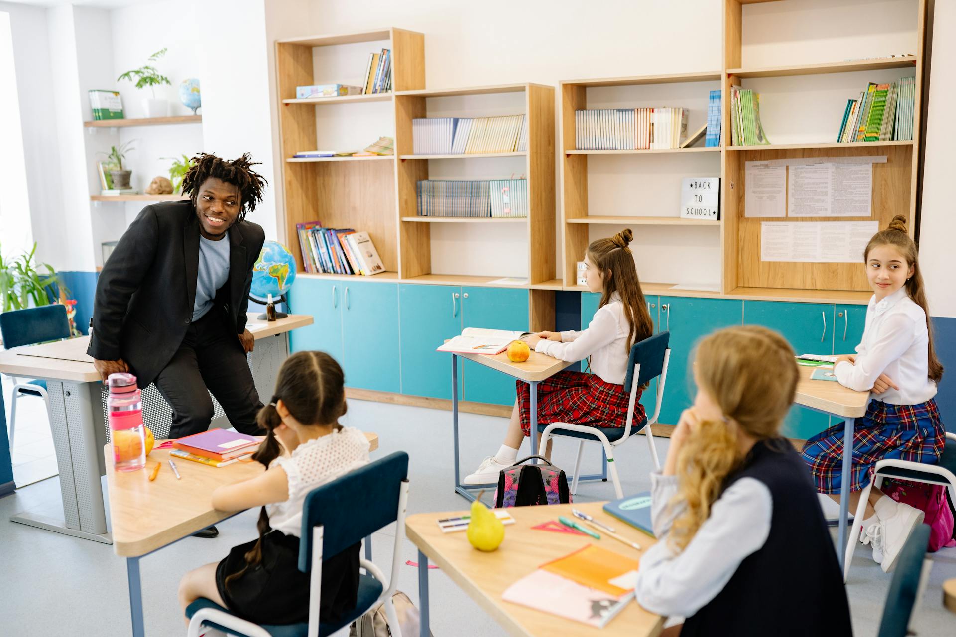 Un profesor interactuando con los alumnos | Fuente: Pexels