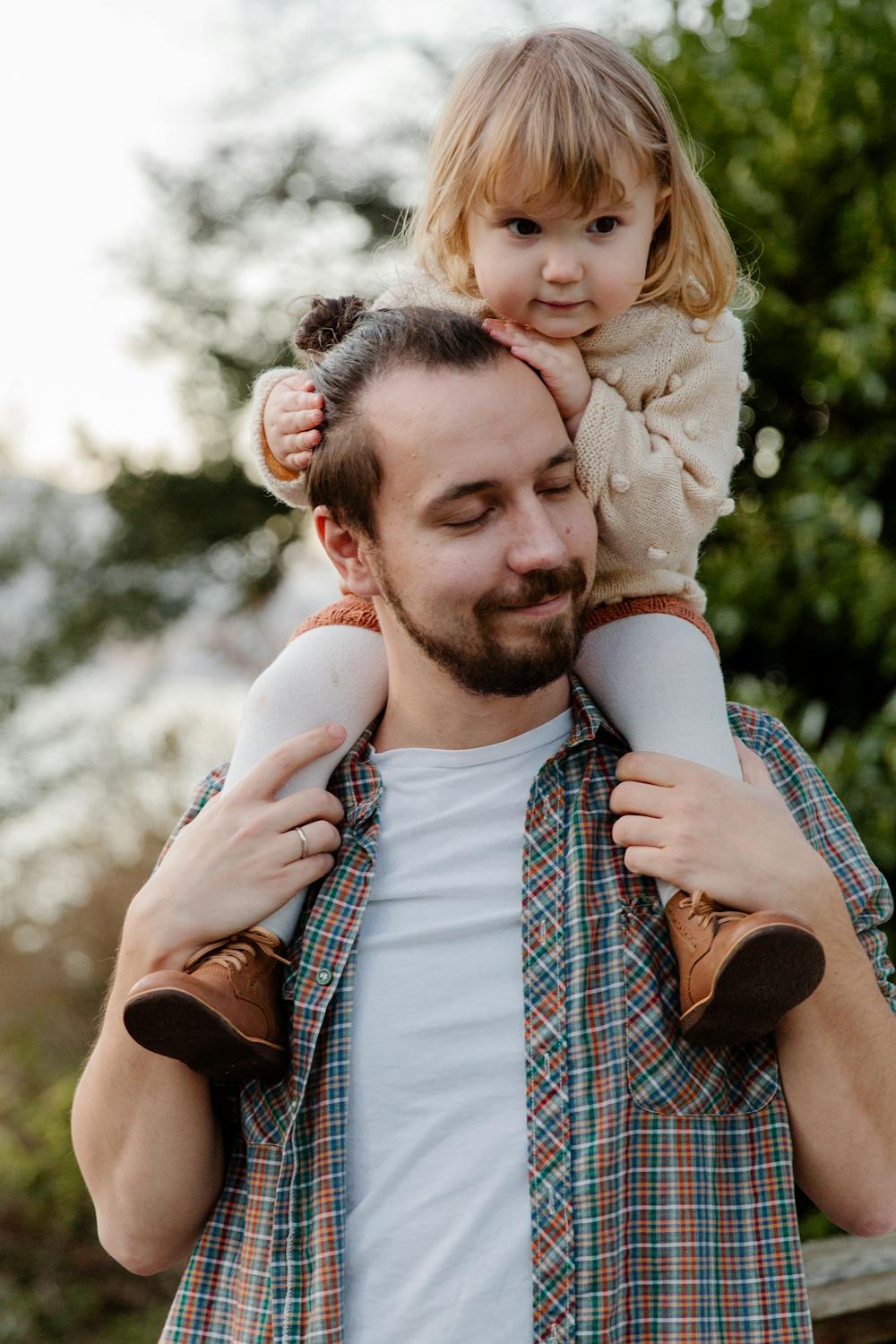 Un hombre con su hija | Fuente: Pexels