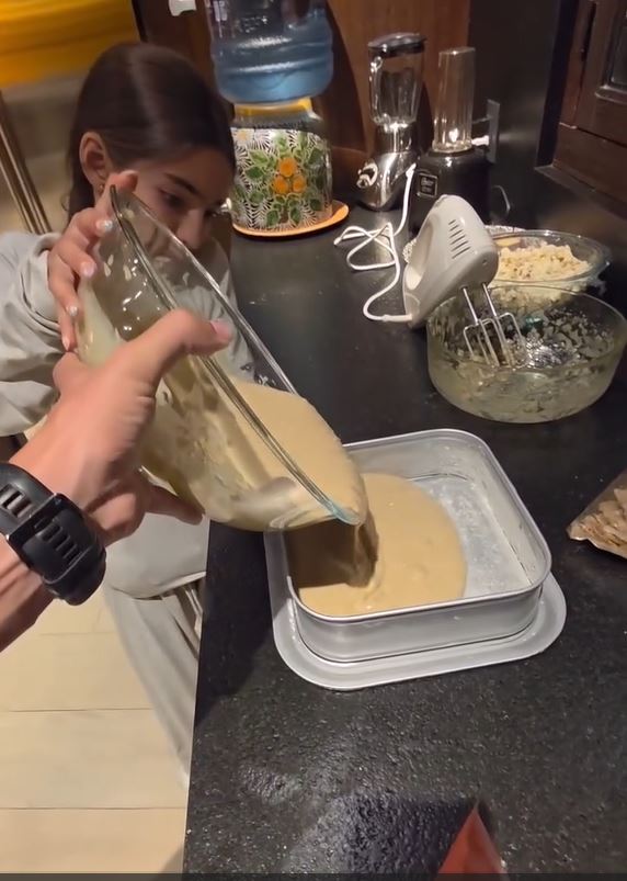 Aitana Derbez prepara pan de plátano junto a su hermano, Vadhir | Fuente: Facebook/VadhirDerbez