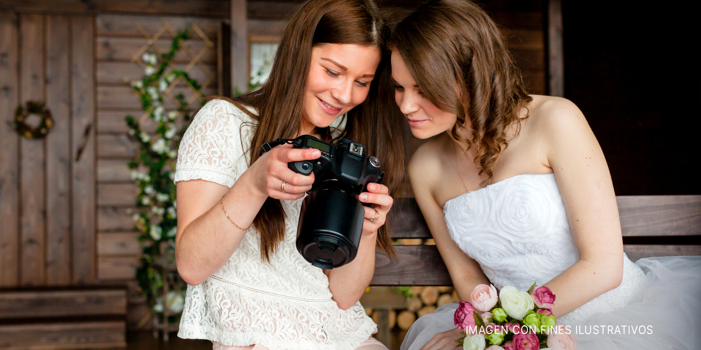 Fotógrafa y novia mirando a una cámara | Foto: Shutterstock