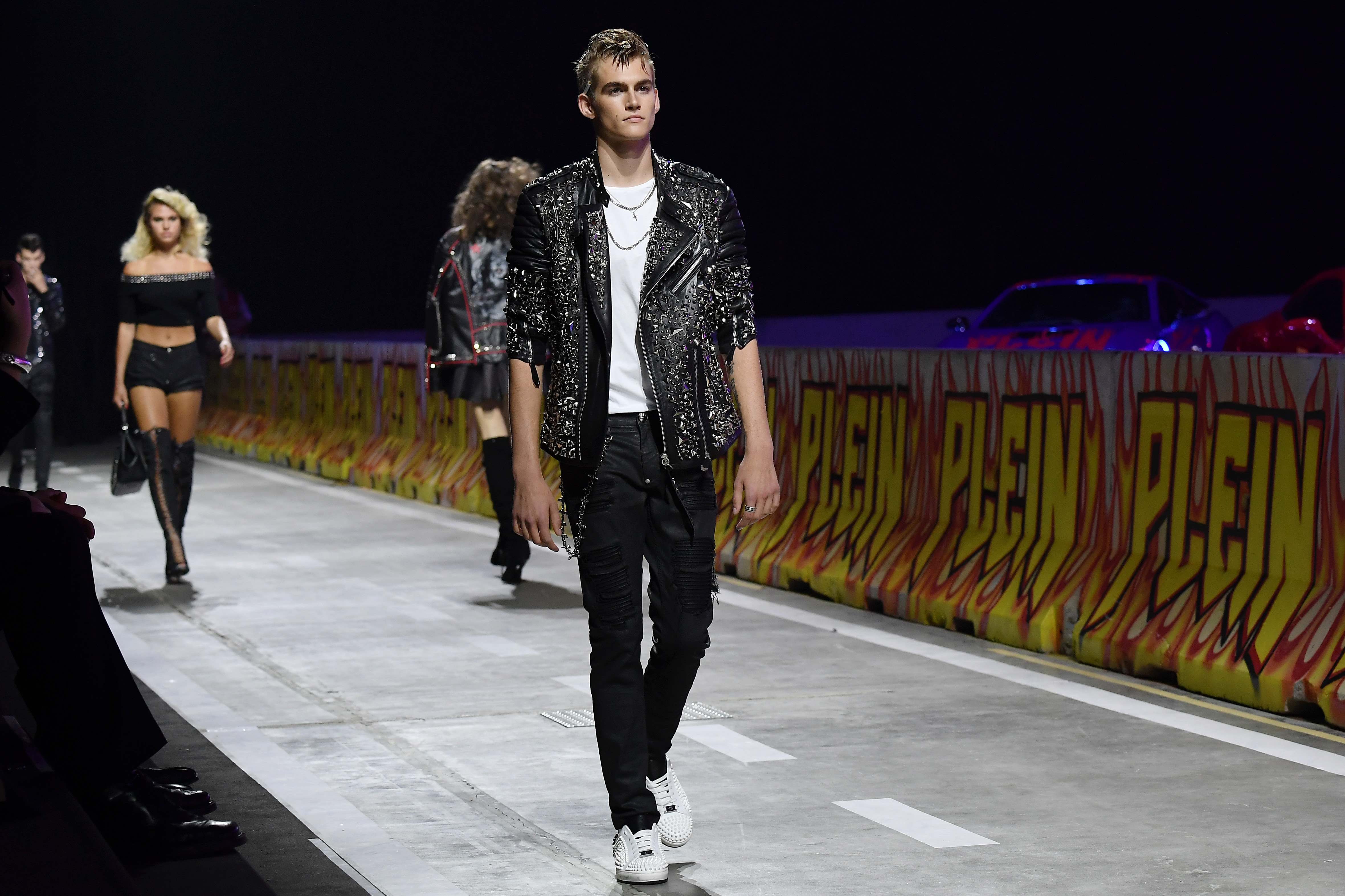 Presley Gerber desfila durante el desfile de Philipp Plein en la Semana de la Moda Masculina de Milán, primavera/verano, el 17 de junio de 2017, en lo que supuso uno de los primeros momentos de su carrera como modelo. | Fuente: Getty Images