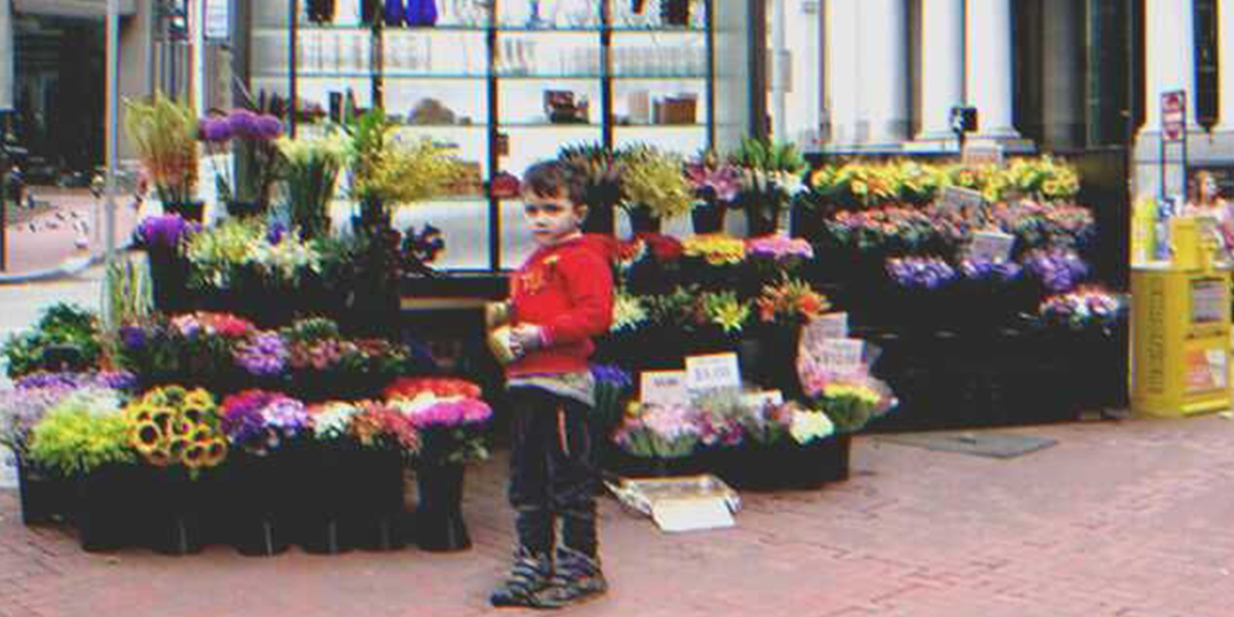Niño en una floristería | Foto: Shutterstock
