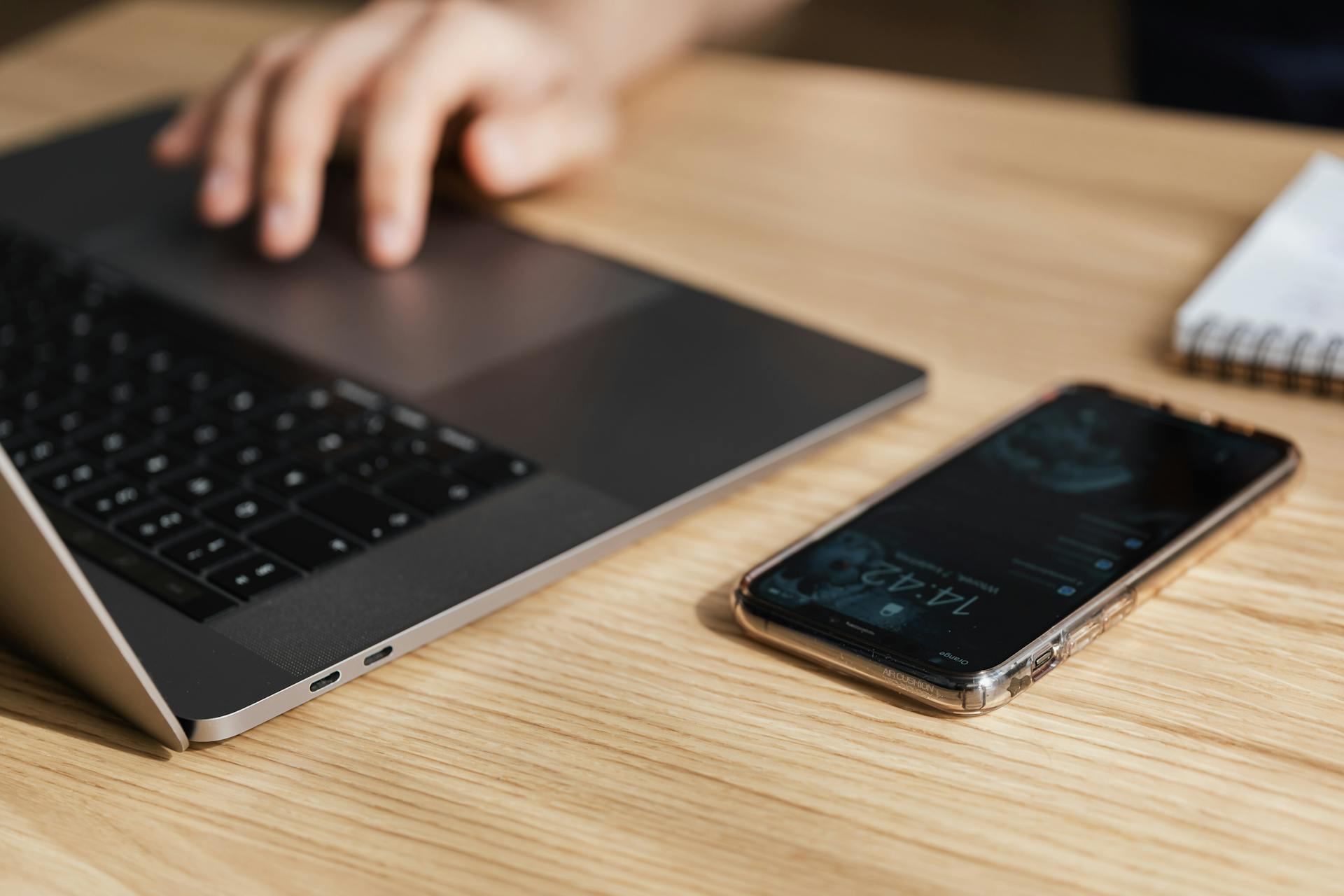Un teléfono sobre una mesa | Fuente: Pexels