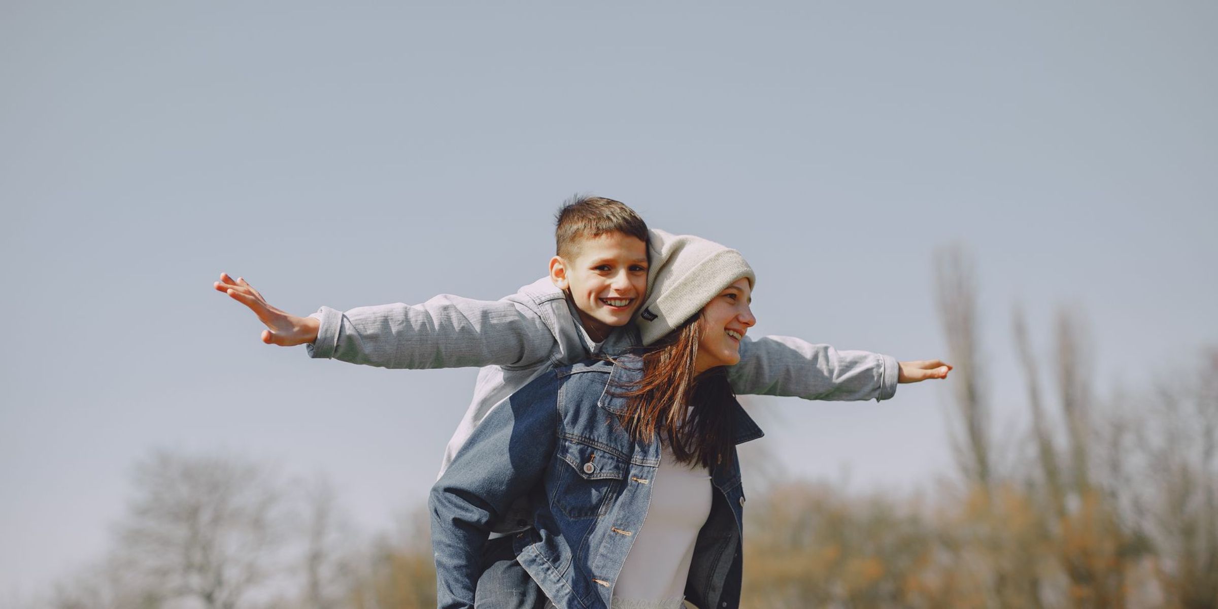 Una donna che porta un ragazzino sulle spalle all’aperto | Fonte: Pexels