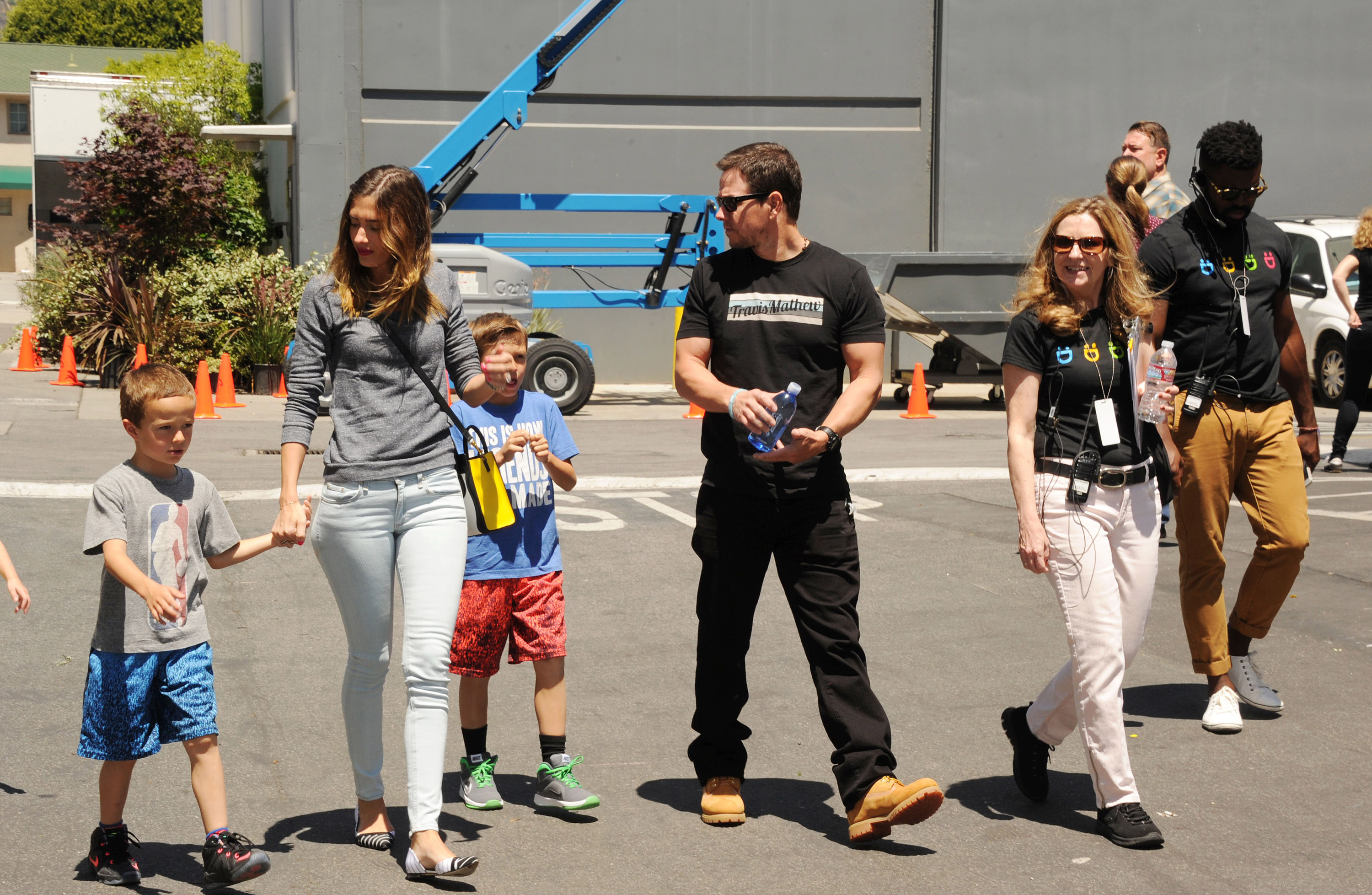 Mark Wahlberg, acompañado por su mujer y sus hijos, participó en el evento Safe Kids Day presentado por Nationwide en The Lot en West Hollywood, California, el 26 de abril de 2015. | Foto: Getty Images
