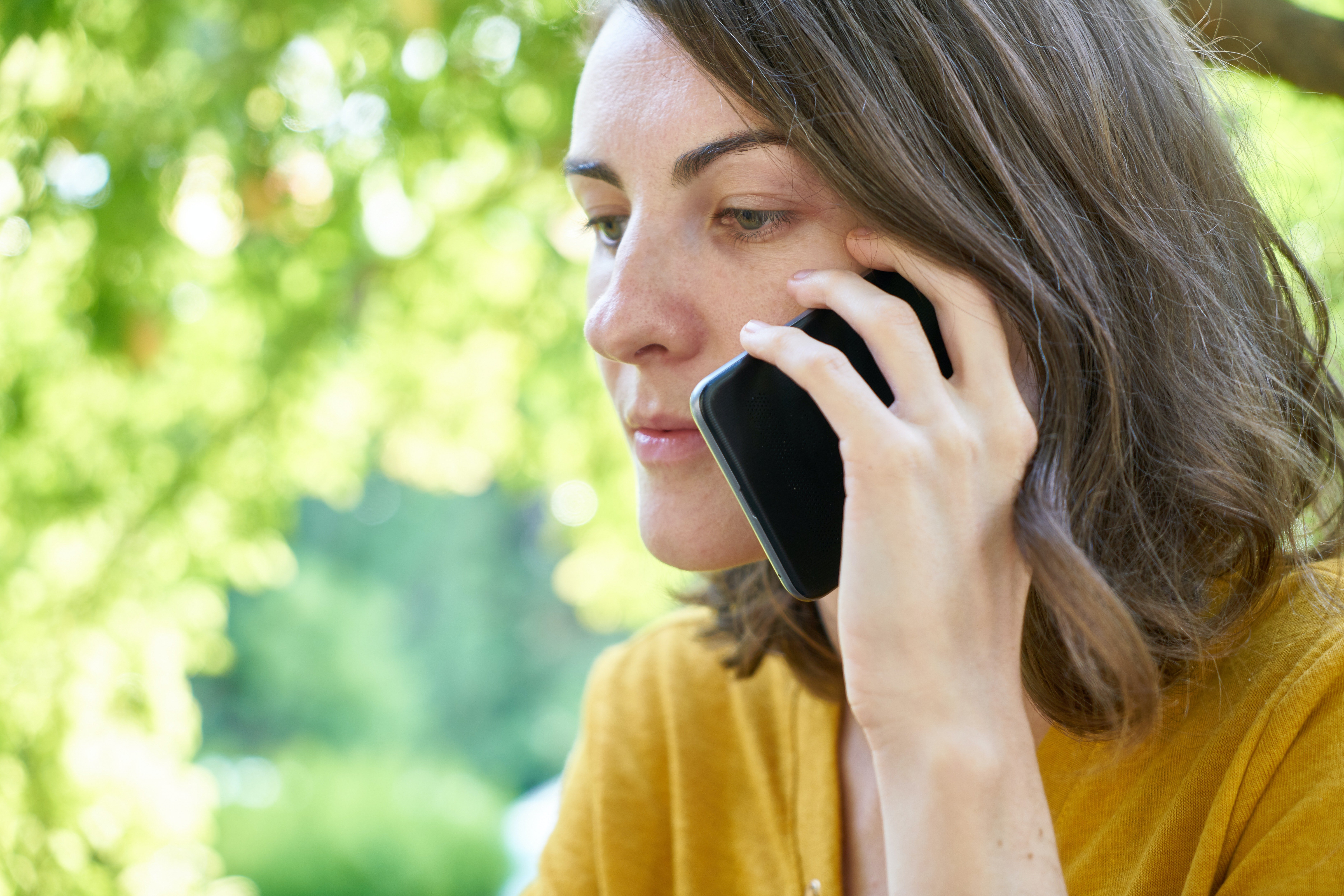 Mujer hablando a través de un teléfono celular. | Foto: Pexels