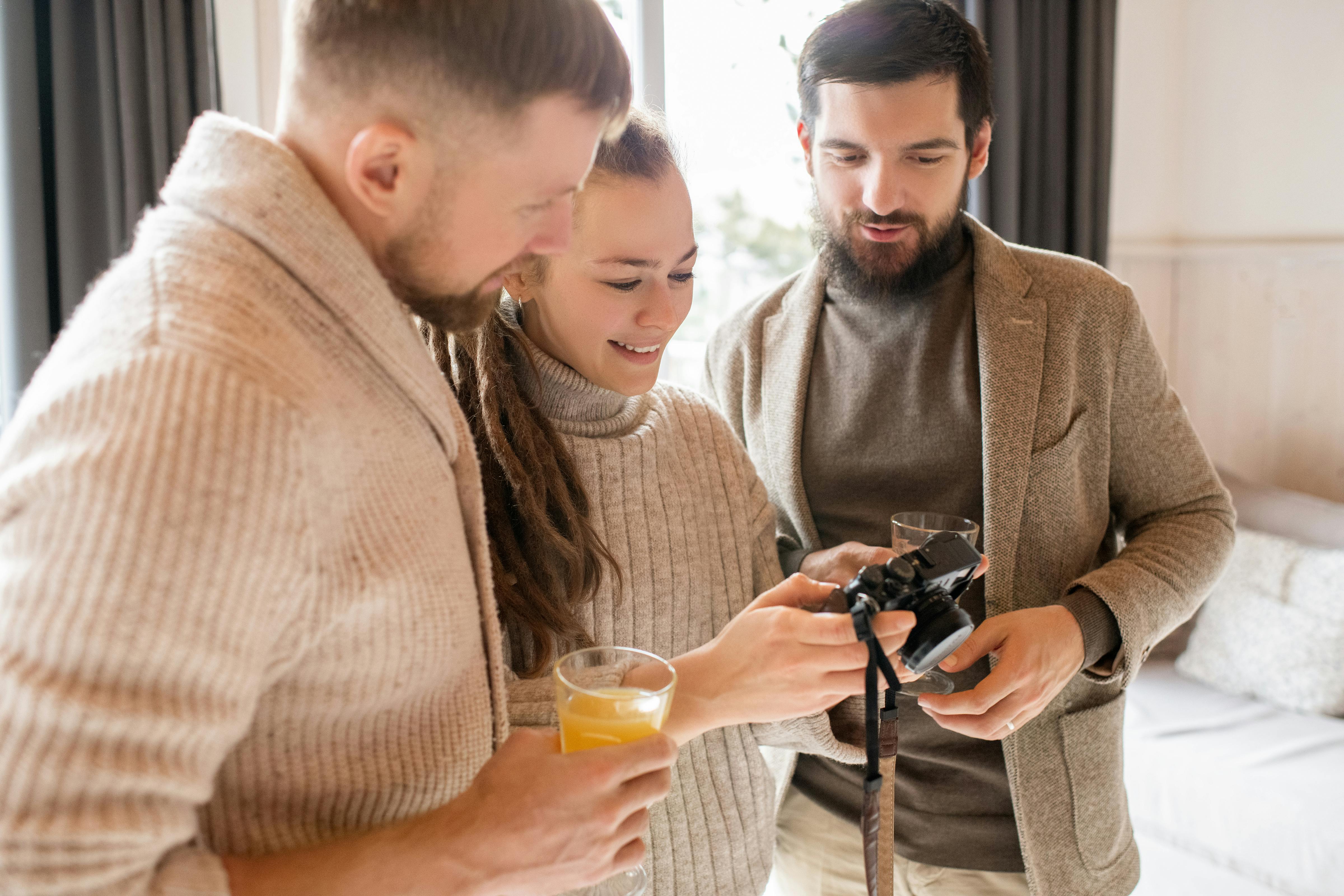 Tres personas mirando a una cámara | Foto: Pexels