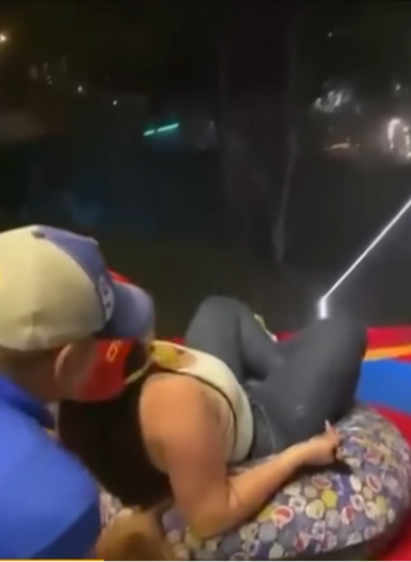 Yuris García Manrique antes de lanzarse en el tobogán | Fuente: YouTube/Roloco News