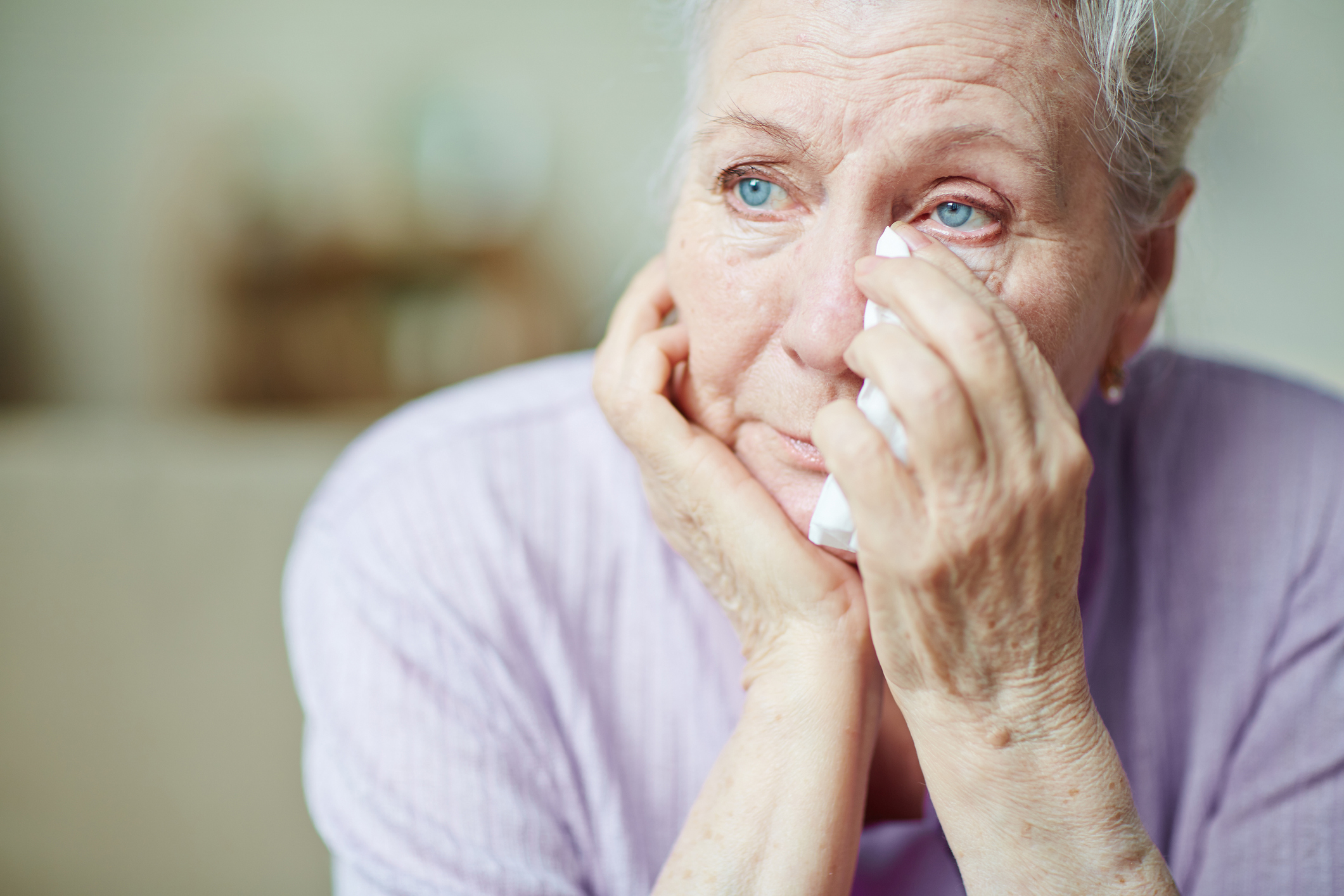 Mujer secándose las lágrimas | Fuente: Getty Images