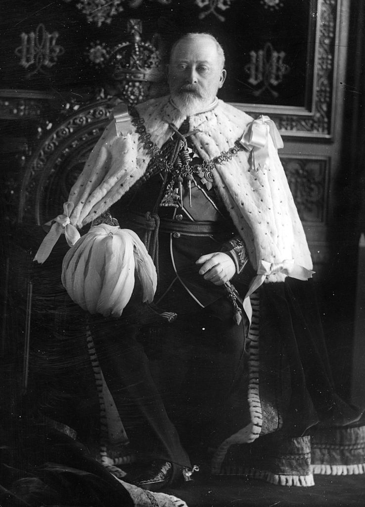 Edward VII, rey de Gran Bretaña y emperador de la India, vistiendo túnicas estatales para su coronación en 1902. | Foto: Getty Images