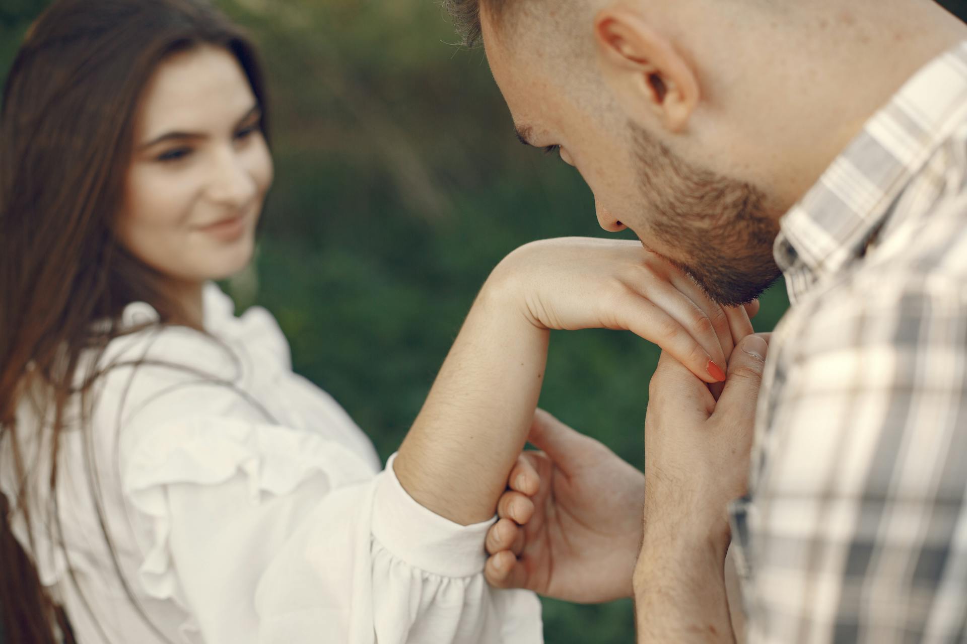 Un hombre besando la mano de una mujer | Fuente: Pexels